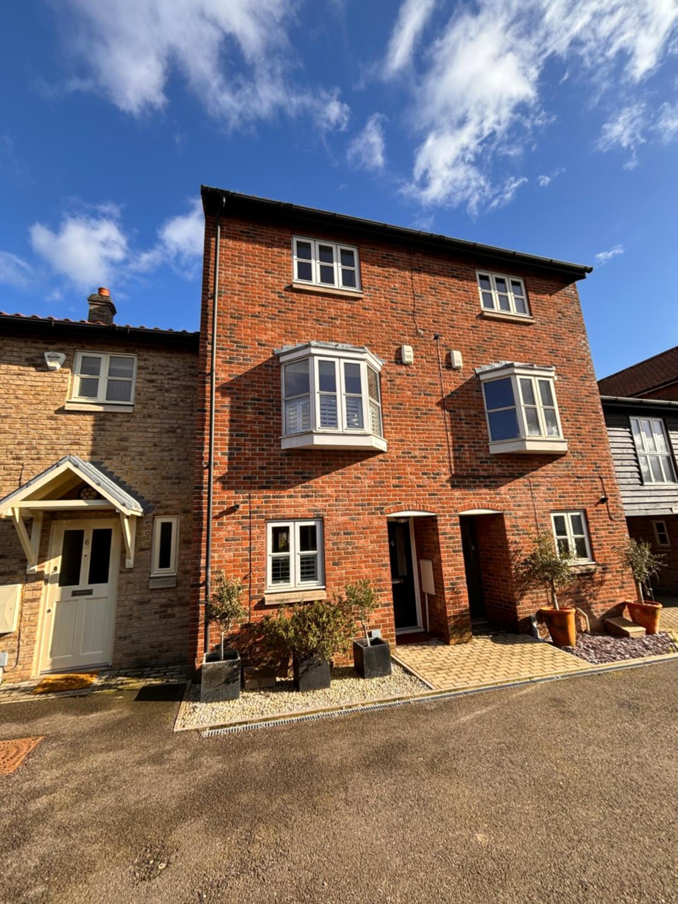 Stylish 3 bedroom townhouse for 5 guests, set in the medieval grid with off street parking