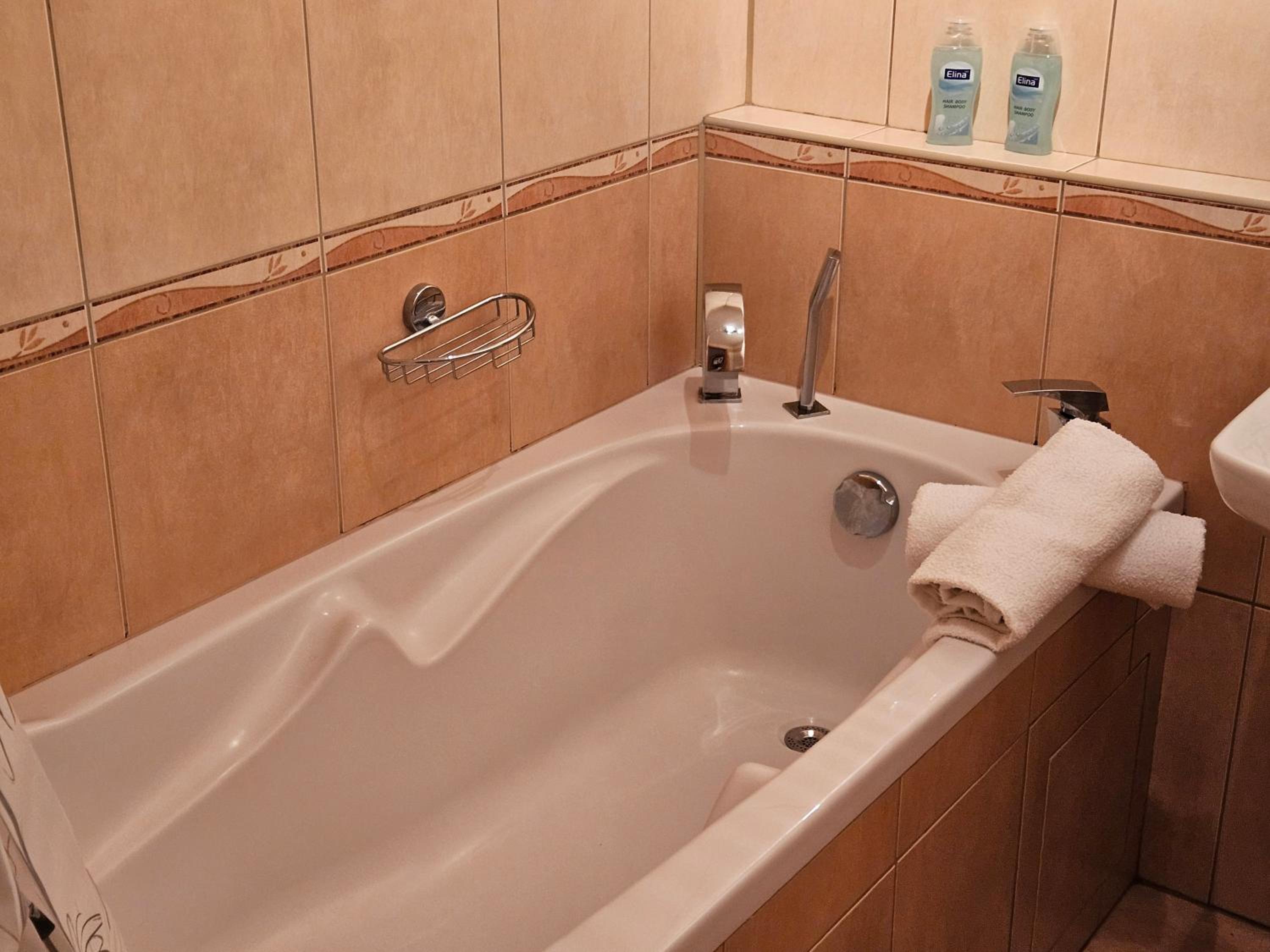 Best Place for Families and Couples, 10mins to Centre, Free parking, Quiet location, New Furniture, Balcony