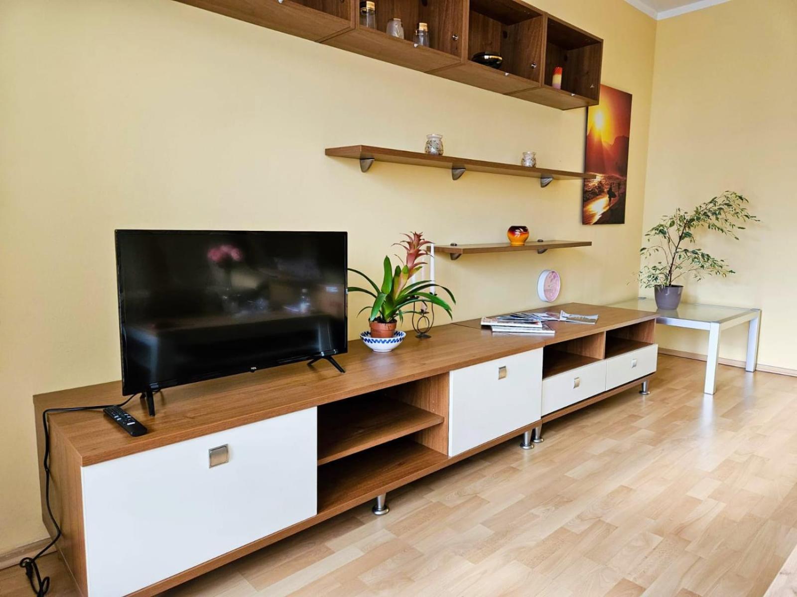 Best Place for Families and Couples, 10mins to Centre, Free parking, Quiet location, New Furniture, Balcony