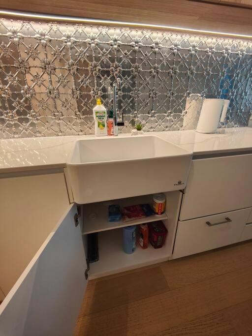 Convenient modern 2B2B apartment in Braddon