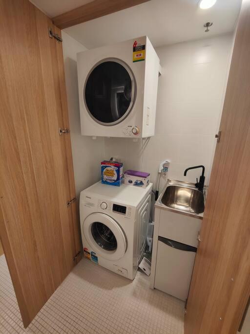 Convenient modern 2B2B apartment in Braddon