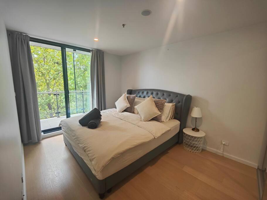 Convenient modern 2B2B apartment in Braddon