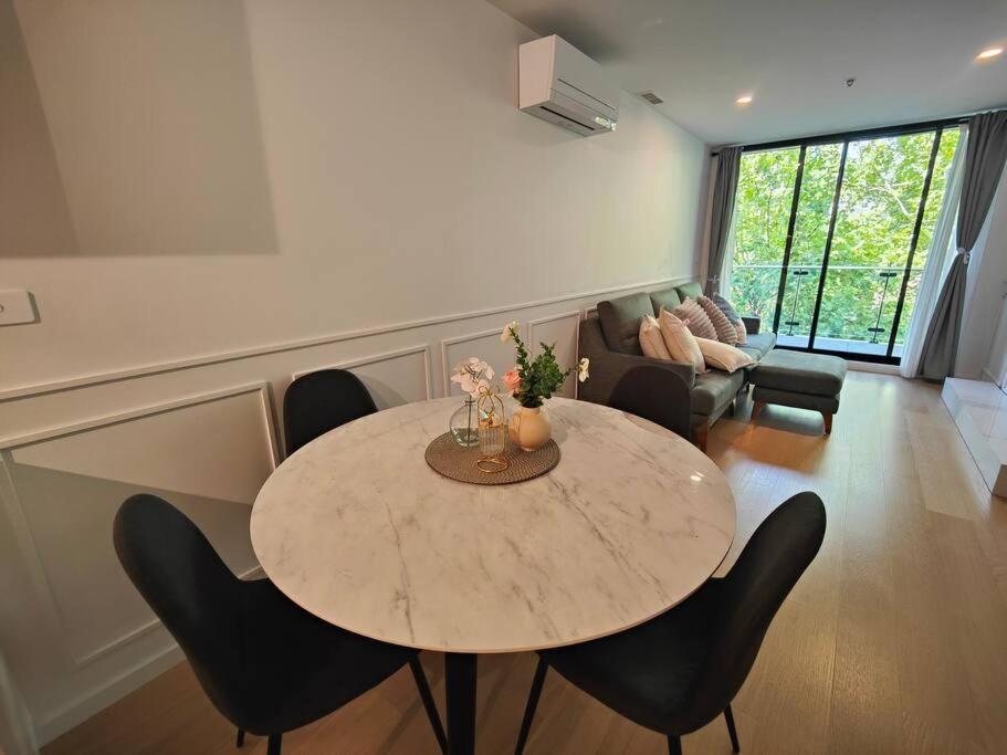 Convenient modern 2B2B apartment in Braddon