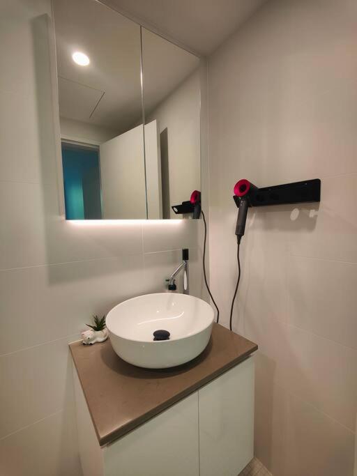 Convenient modern 2B2B apartment in Braddon