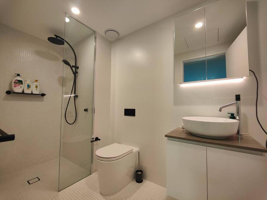 Convenient modern 2B2B apartment in Braddon