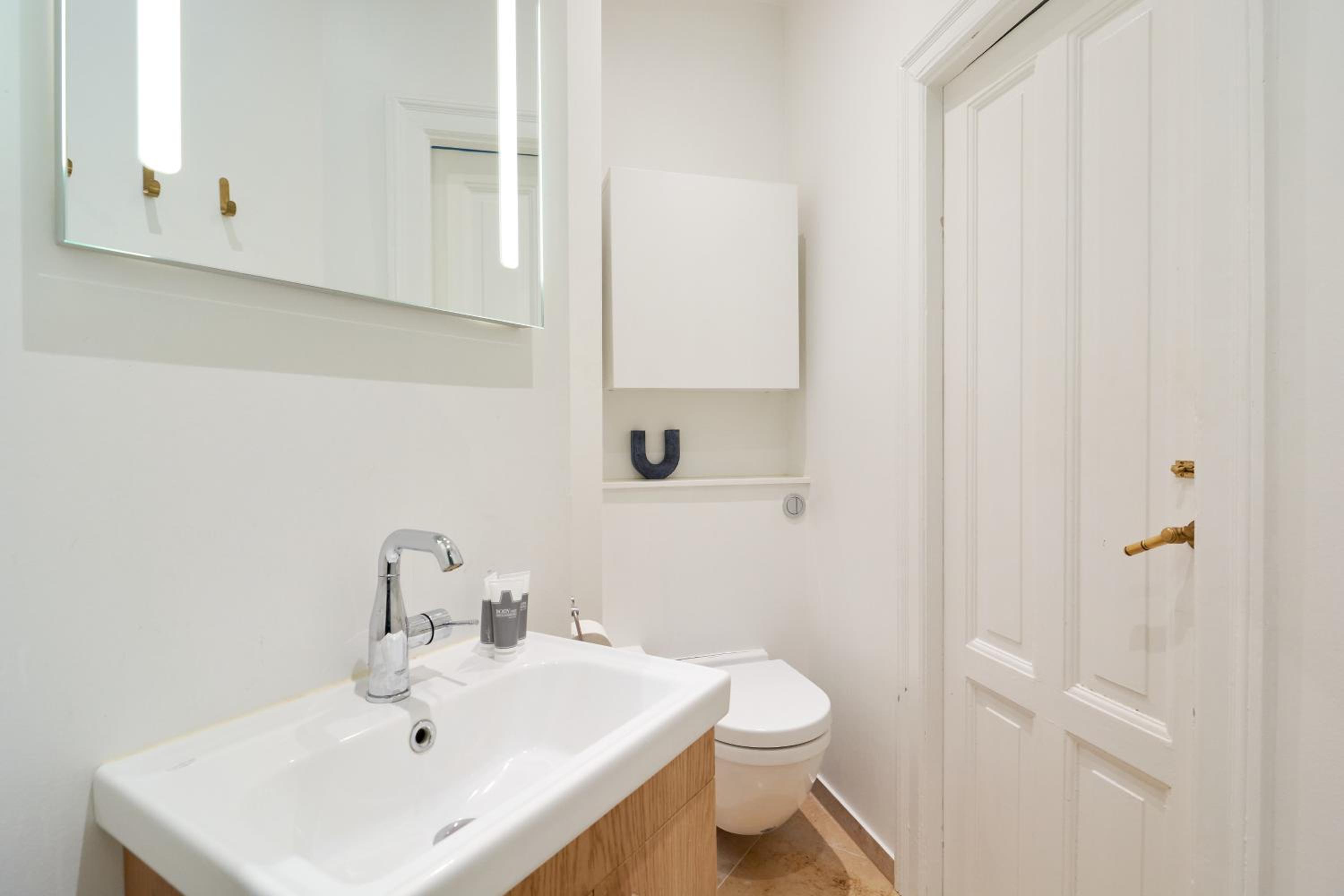 Spacious 3 Bedroom Manor Flat Next to Tivoli view 3