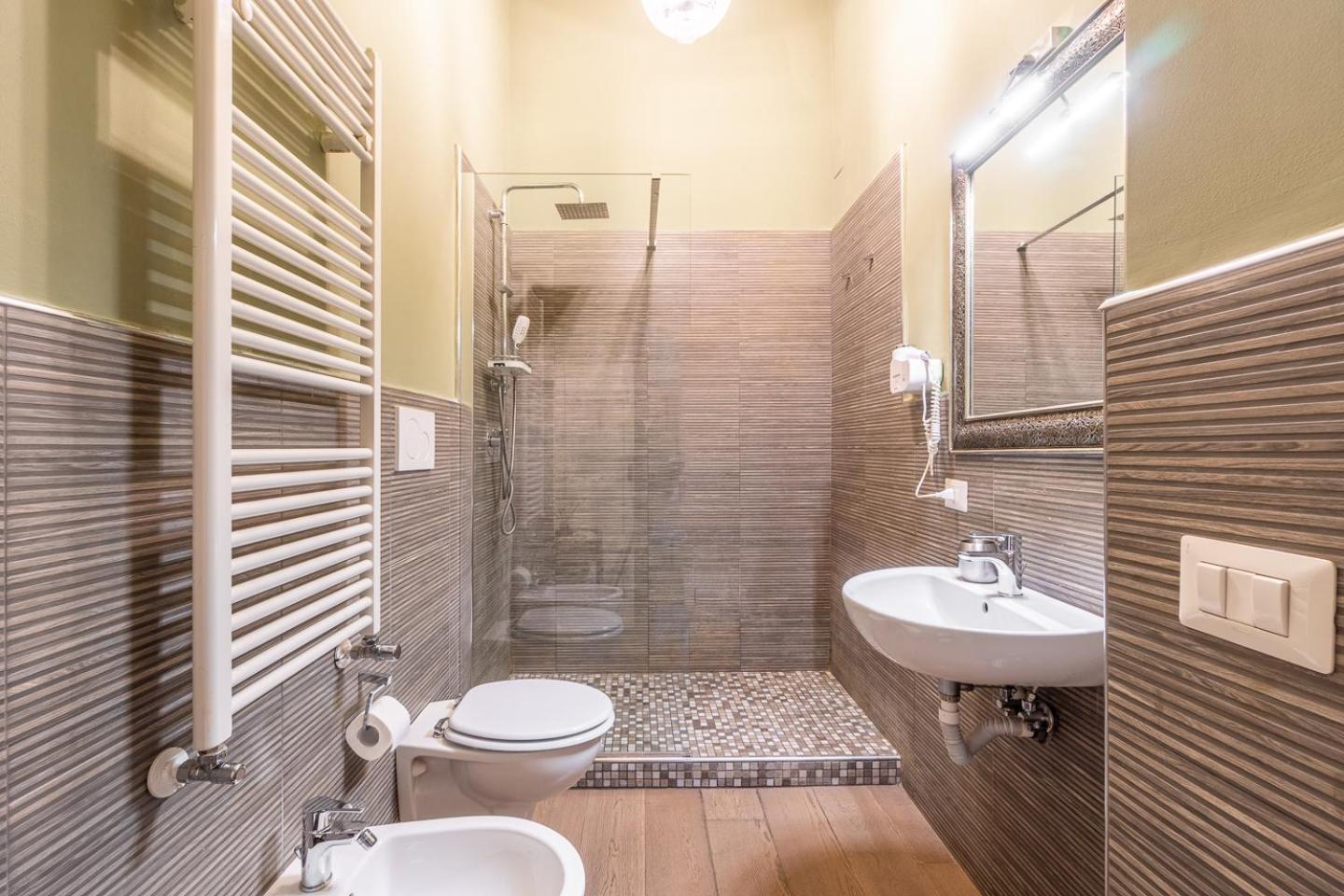 Vittorio's Luxury en Bari — bathroom