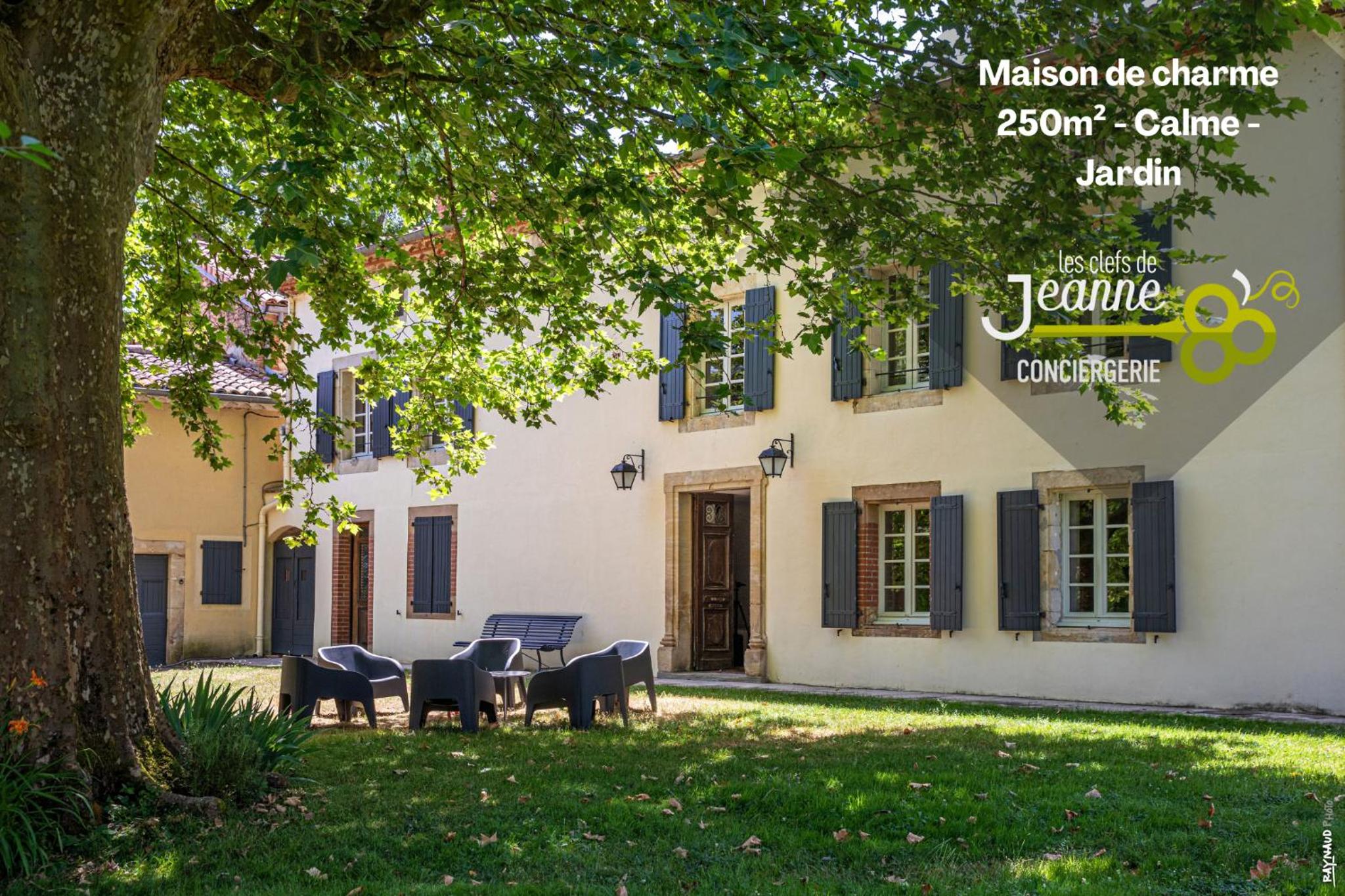 MAISON DE CHARME - 250m2 - CALME - JARDIN