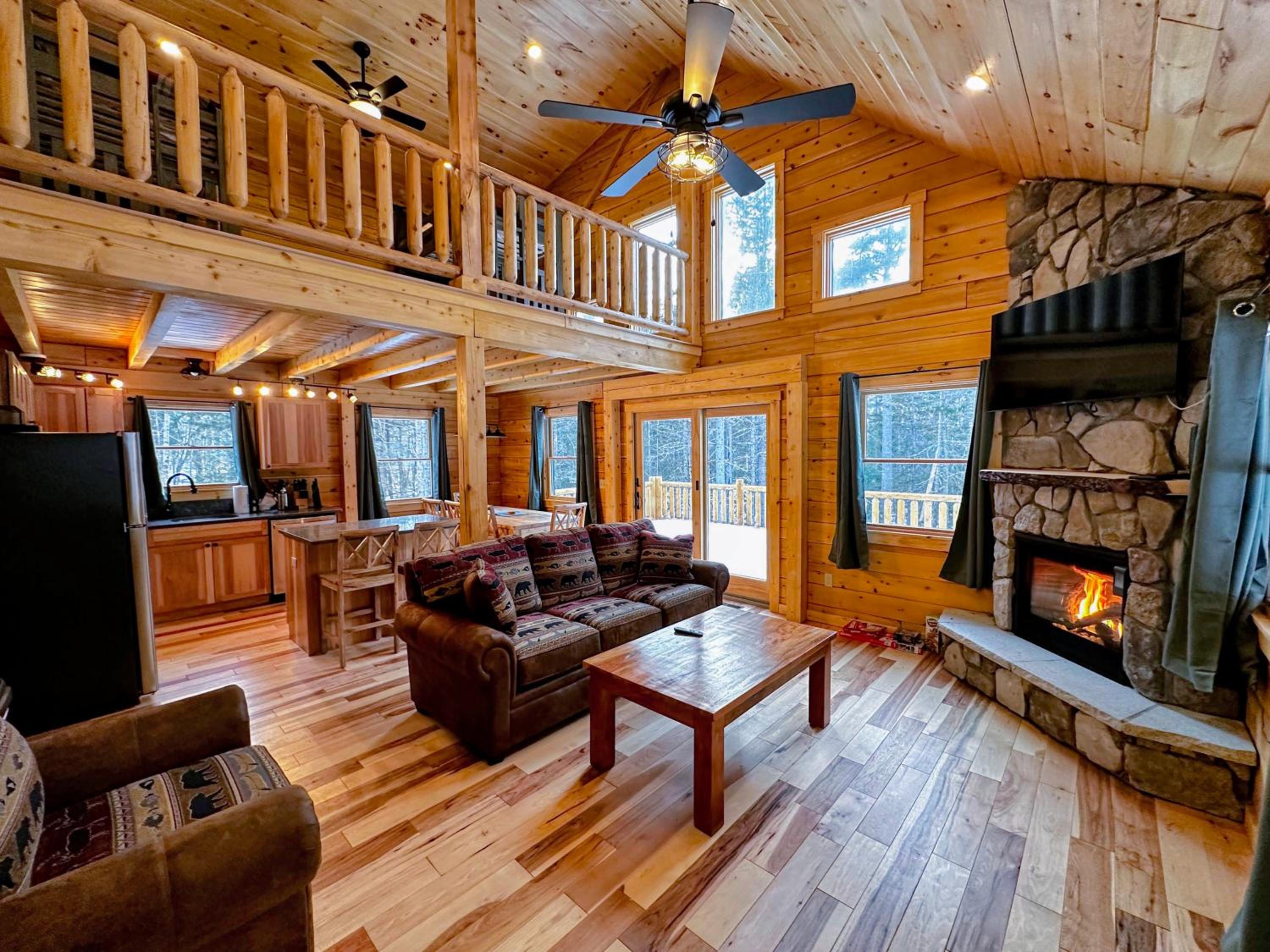 65PT New Log Cabin in Private Setting. Hot tub. Gym/Pool Access! view 4