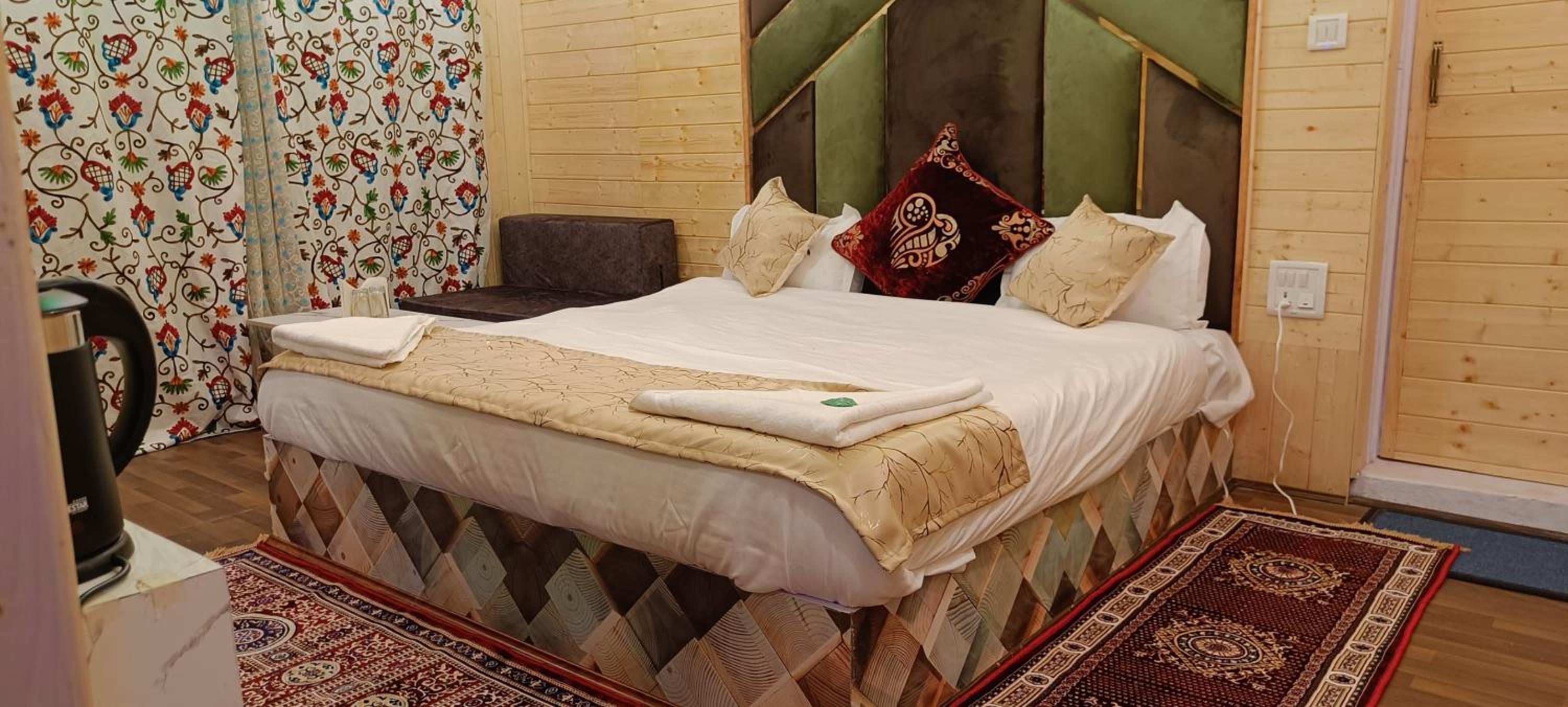 Hotel Pahalgam View- Centrally Heated