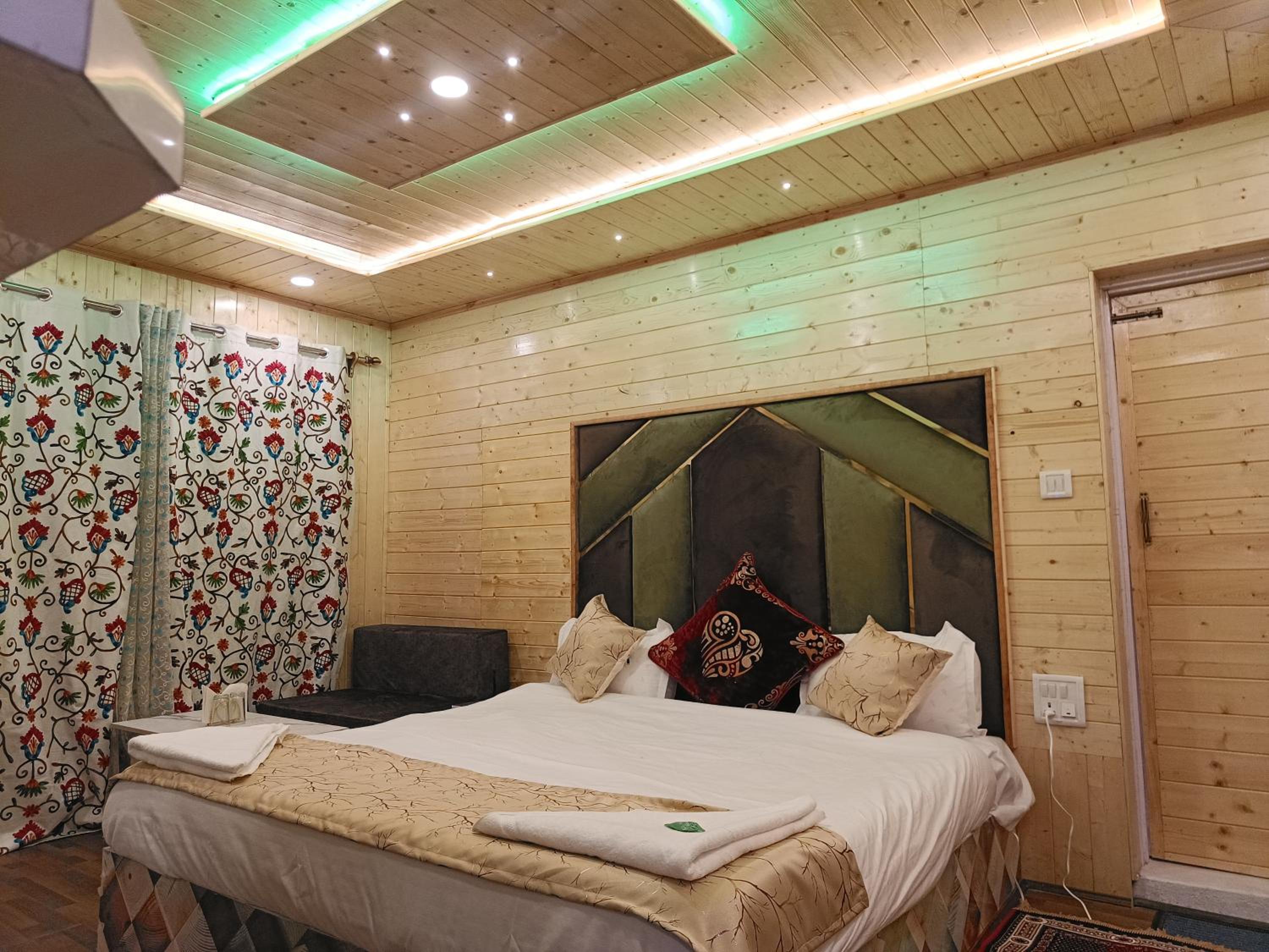 Hotel Pahalgam View- Centrally Heated