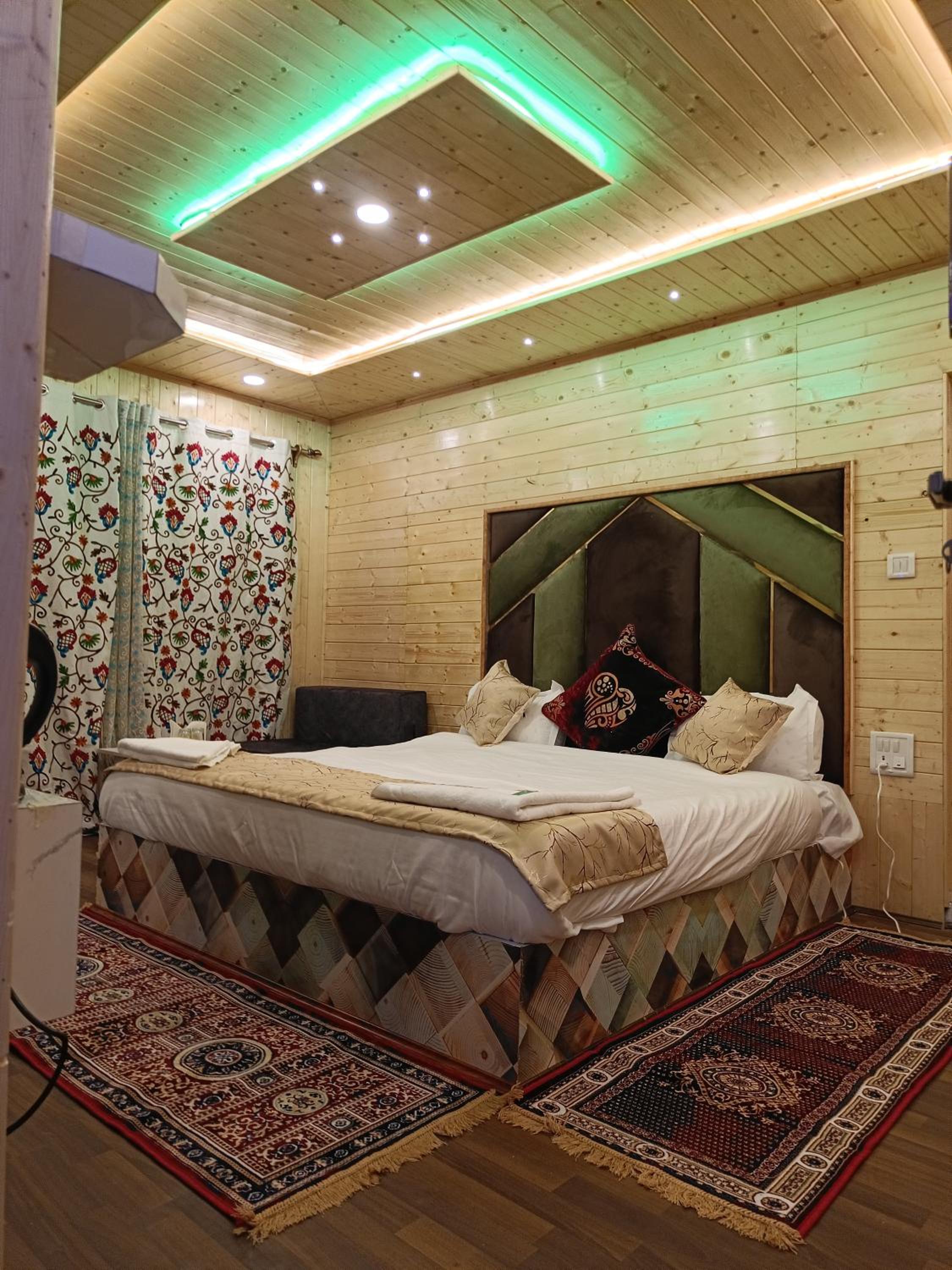 Hotel Pahalgam View- Centrally Heated