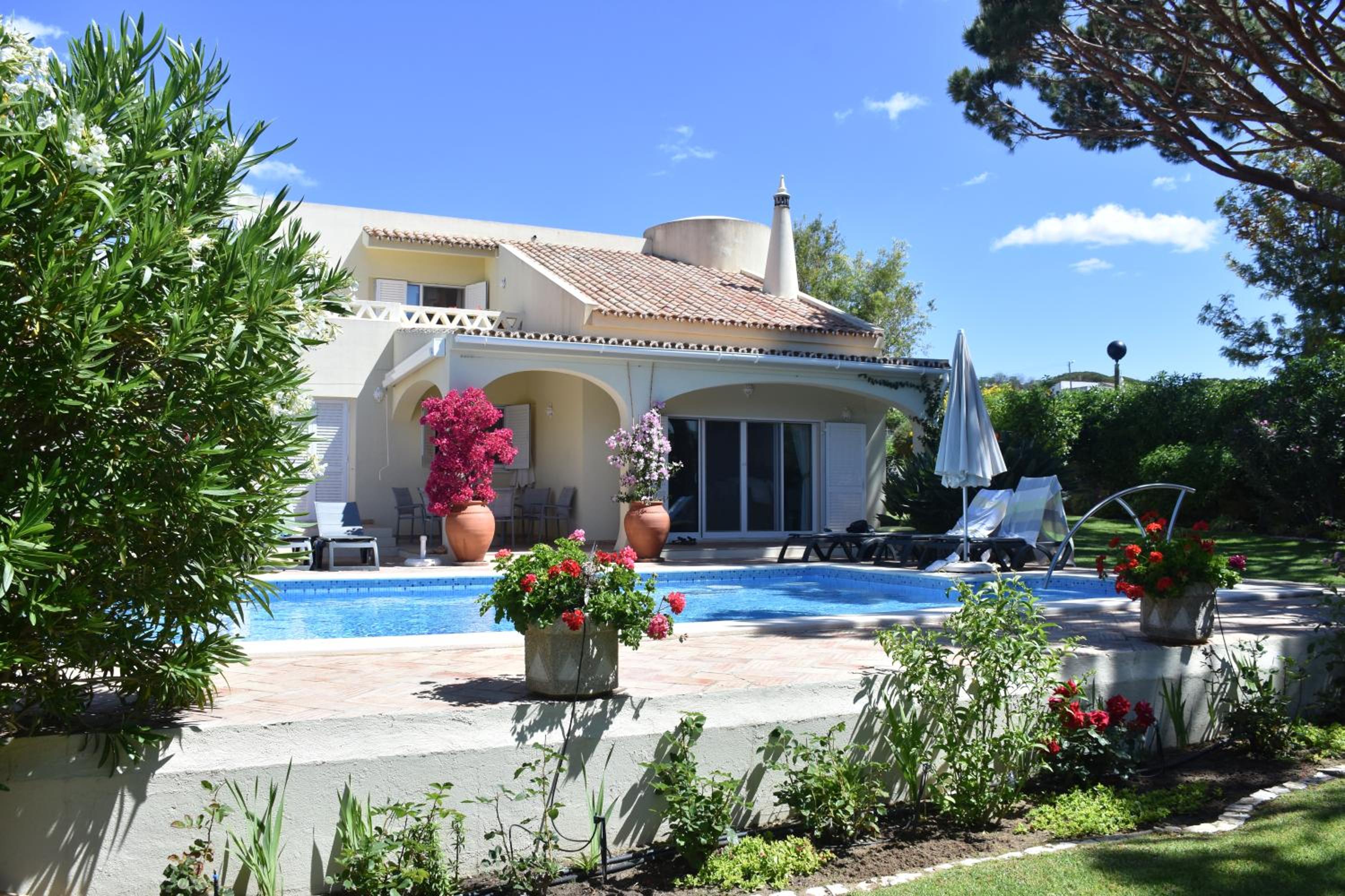 Beach villa Casa de Amanhã 450 mts to the beach with beautiful garden and heated saltwater pool photo 2