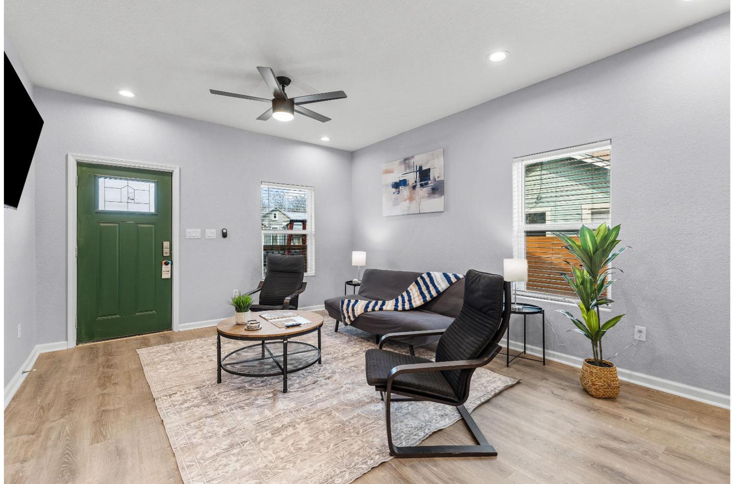 Charming Walkable 4 BR2.5 BA Near Dtown Riverwalk view 2