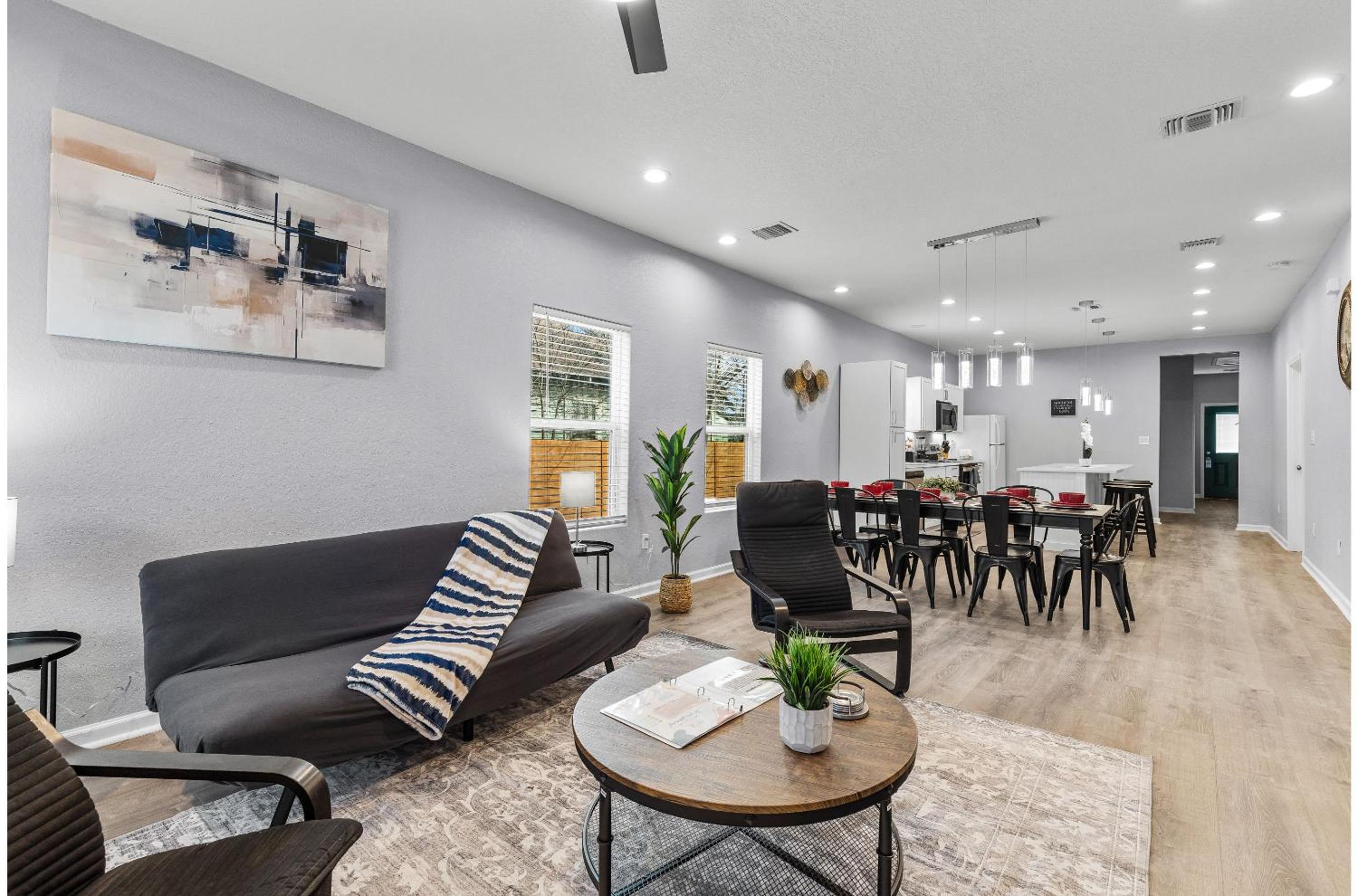 Charming Walkable 4 BR2.5 BA Near Dtown Riverwalk view 3