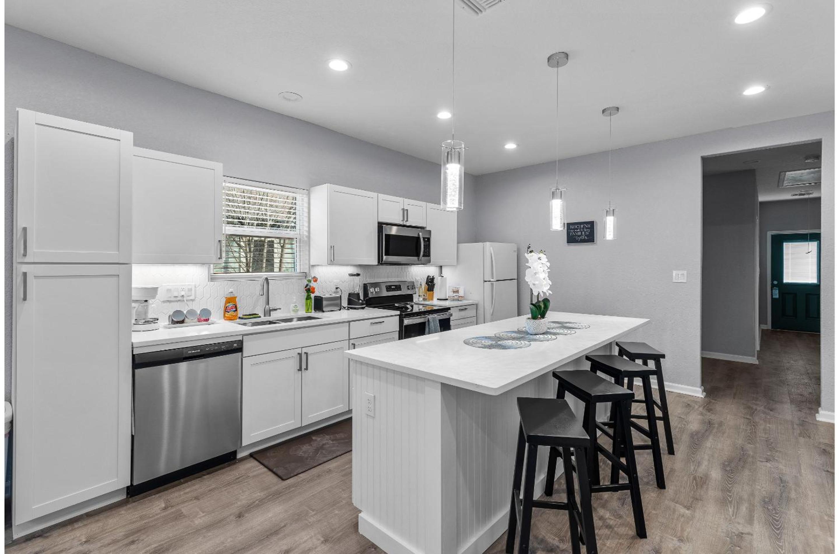 Charming Walkable 4 BR2.5 BA Near Dtown Riverwalk view 5