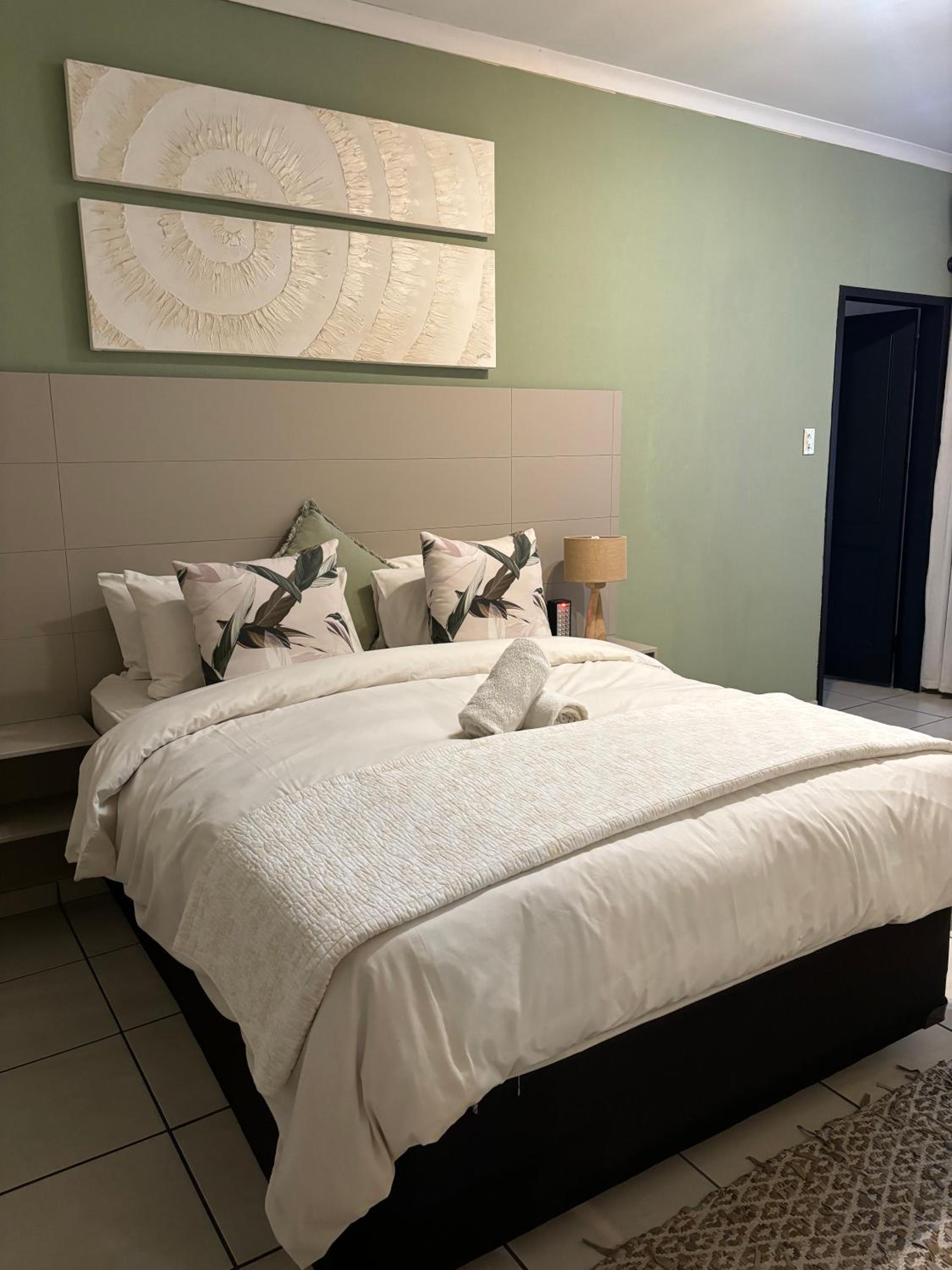 Koi liv-Inn Bedfordview ll Modern Guest House Near OR Tambo view 3