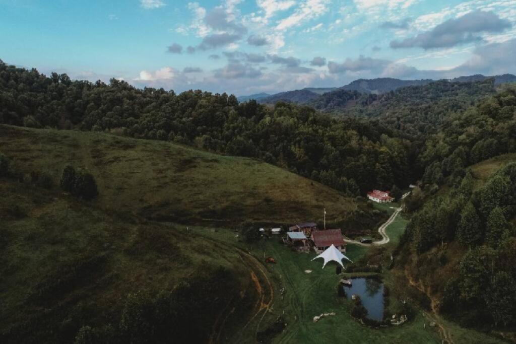 Private Rustic Farmhouse - 105 Quiet Acres view 3