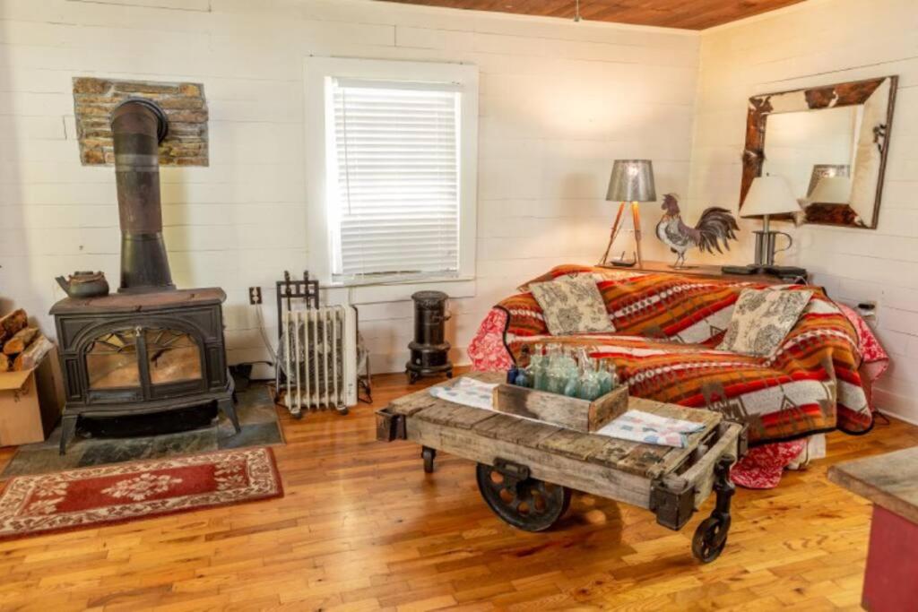 Private Rustic Farmhouse - 105 Quiet Acres view 4