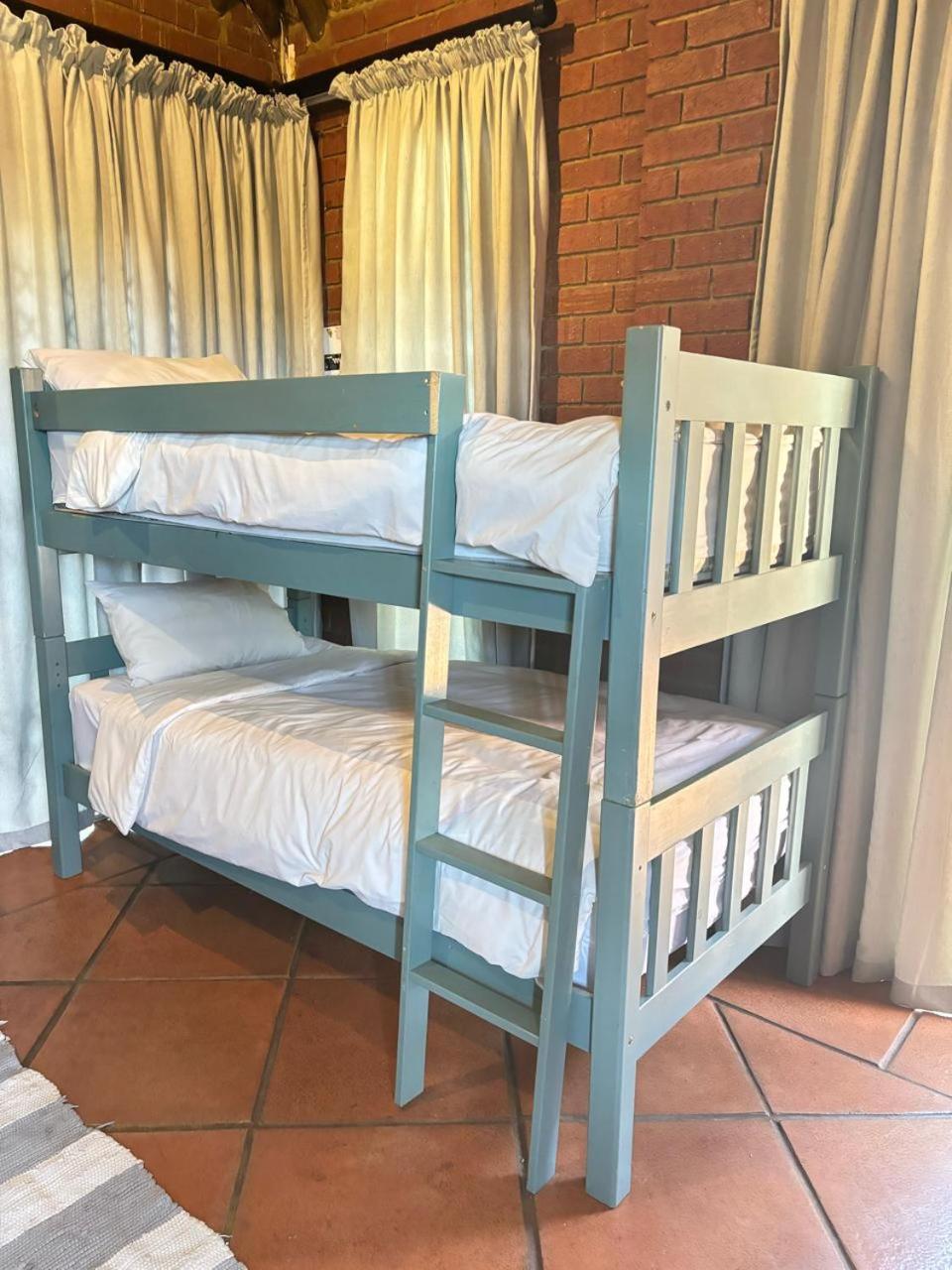 Koi liv-Inn Bedfordview ll Modern Guest House Near OR Tambo view 2