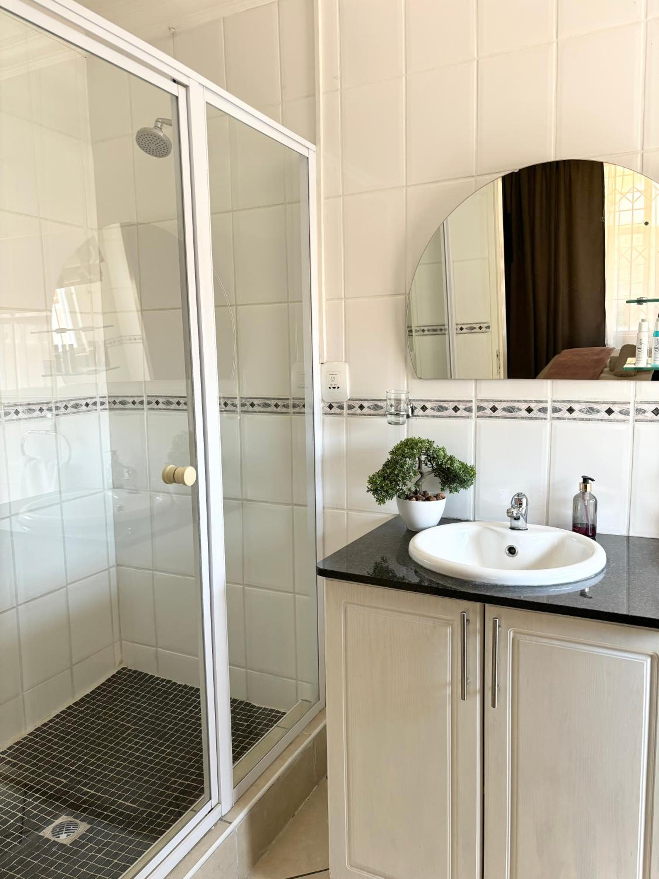 Koi liv-Inn Bedfordview ll Modern Guest House Near OR Tambo view 4