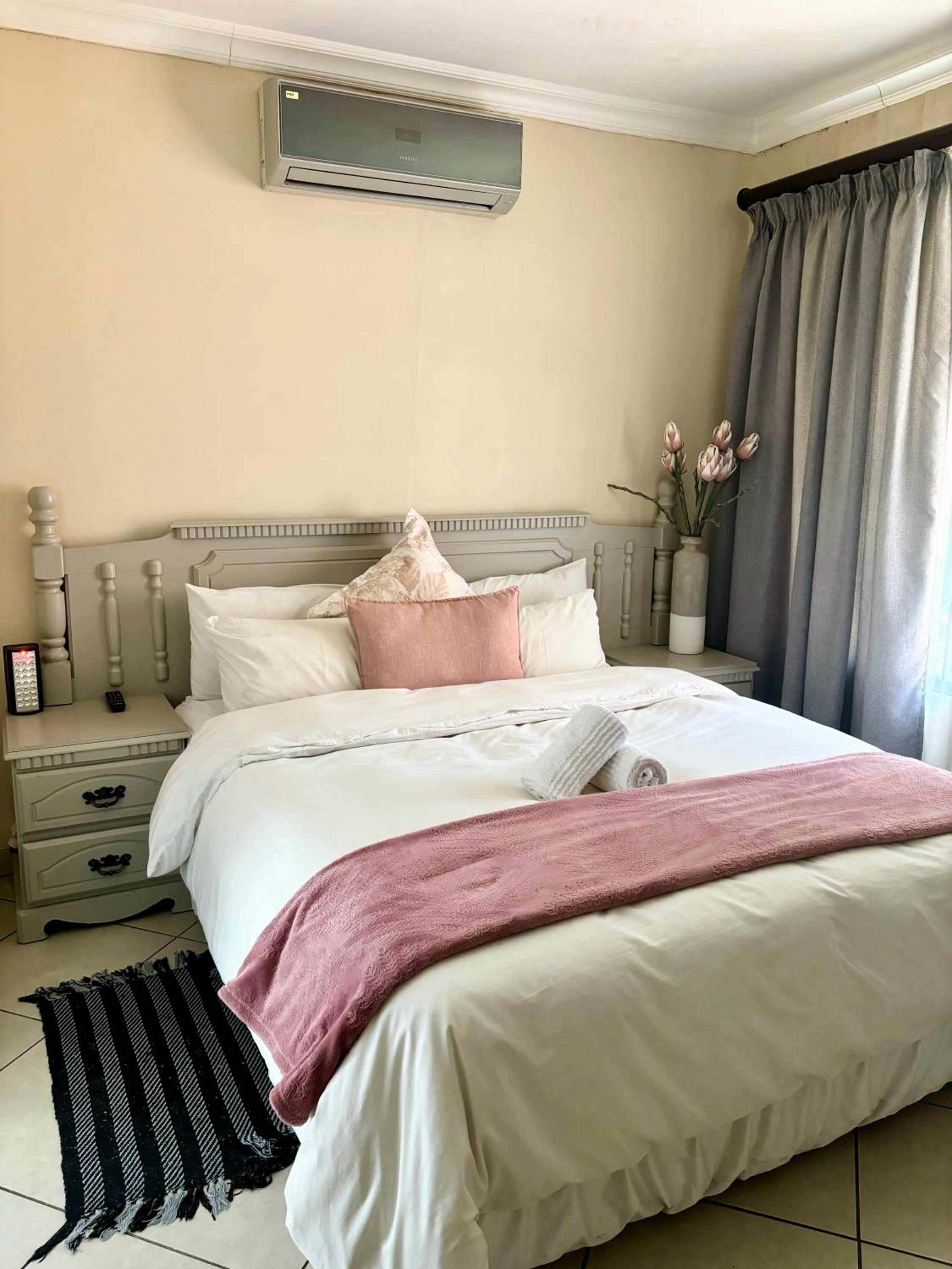 Koi liv-Inn Bedfordview ll Modern Guest House Near OR Tambo view 5