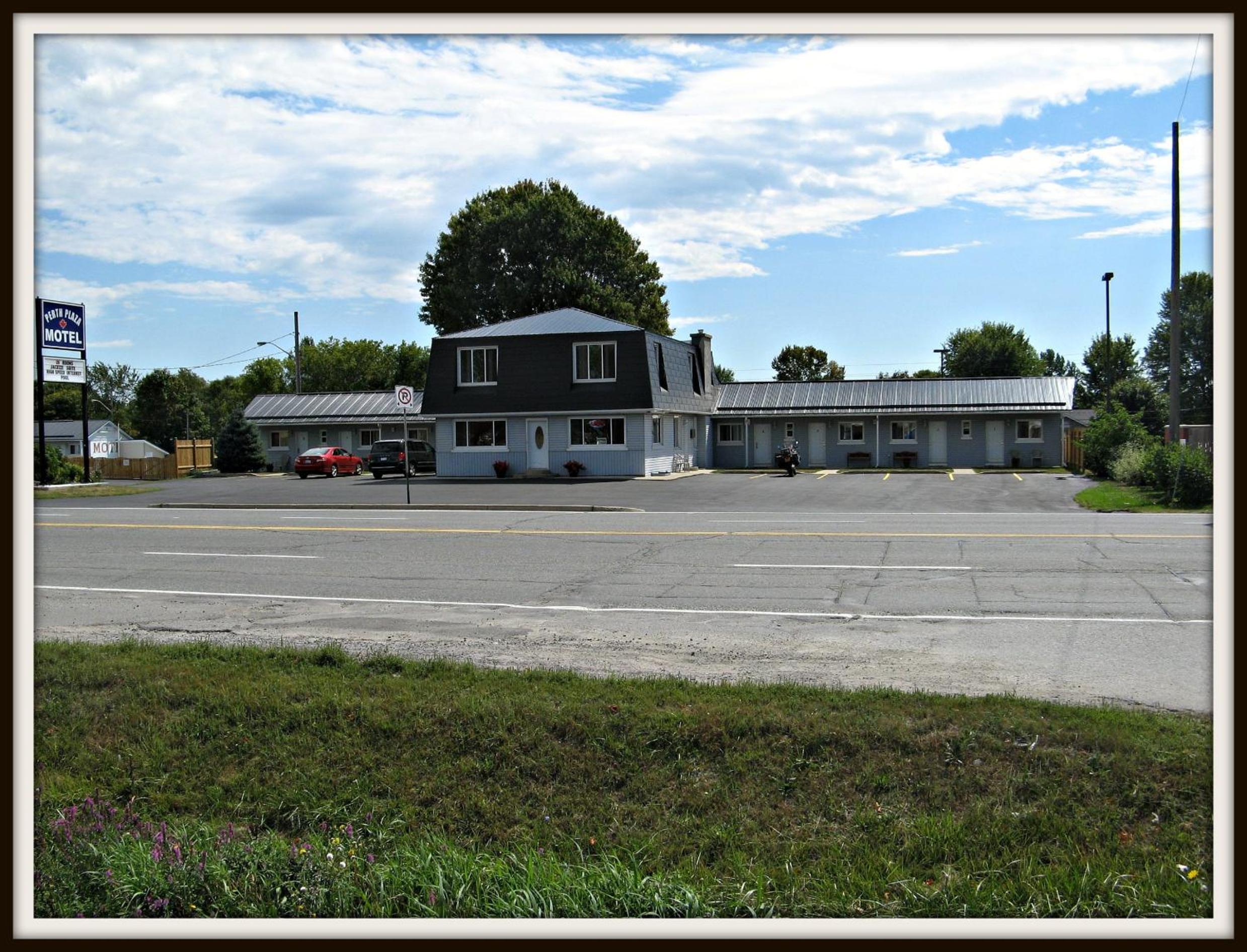 Hotel Perth Plaza Inn & Suites