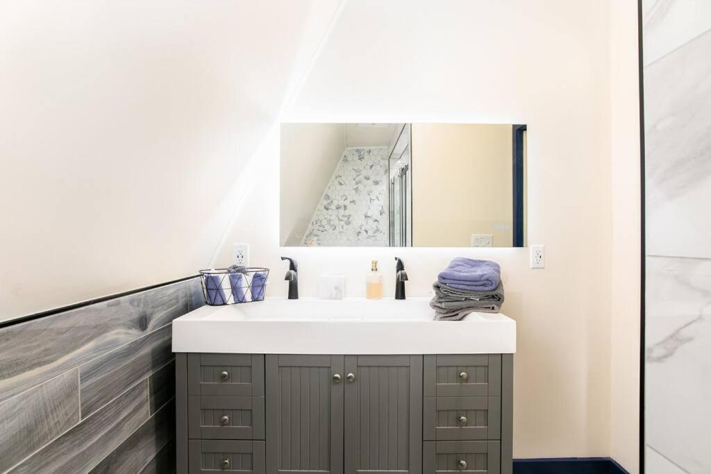Walk to ND, Hot Tub, Lux Kitchen, Pet Friendly view 5