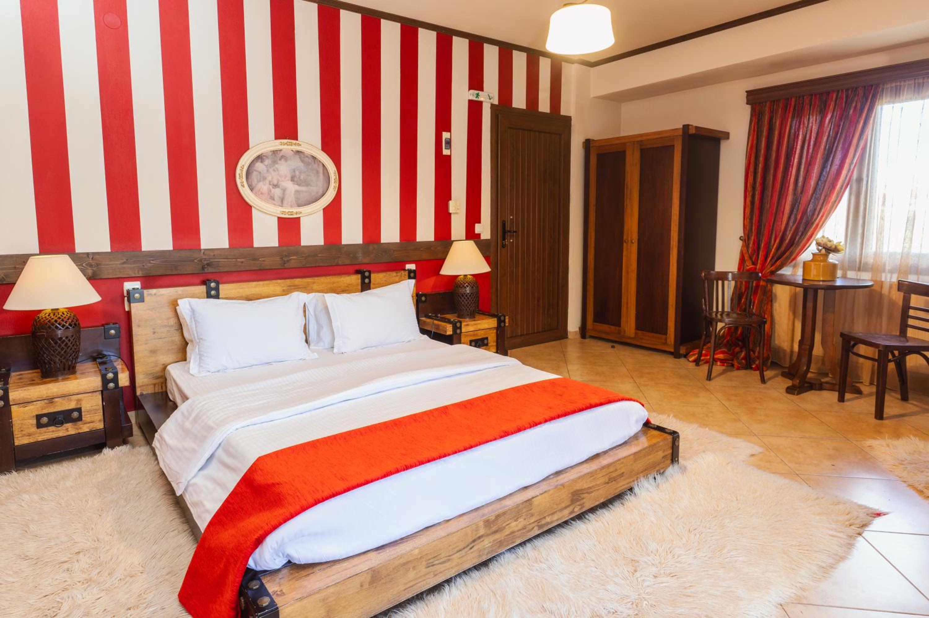 hostel lake plastira