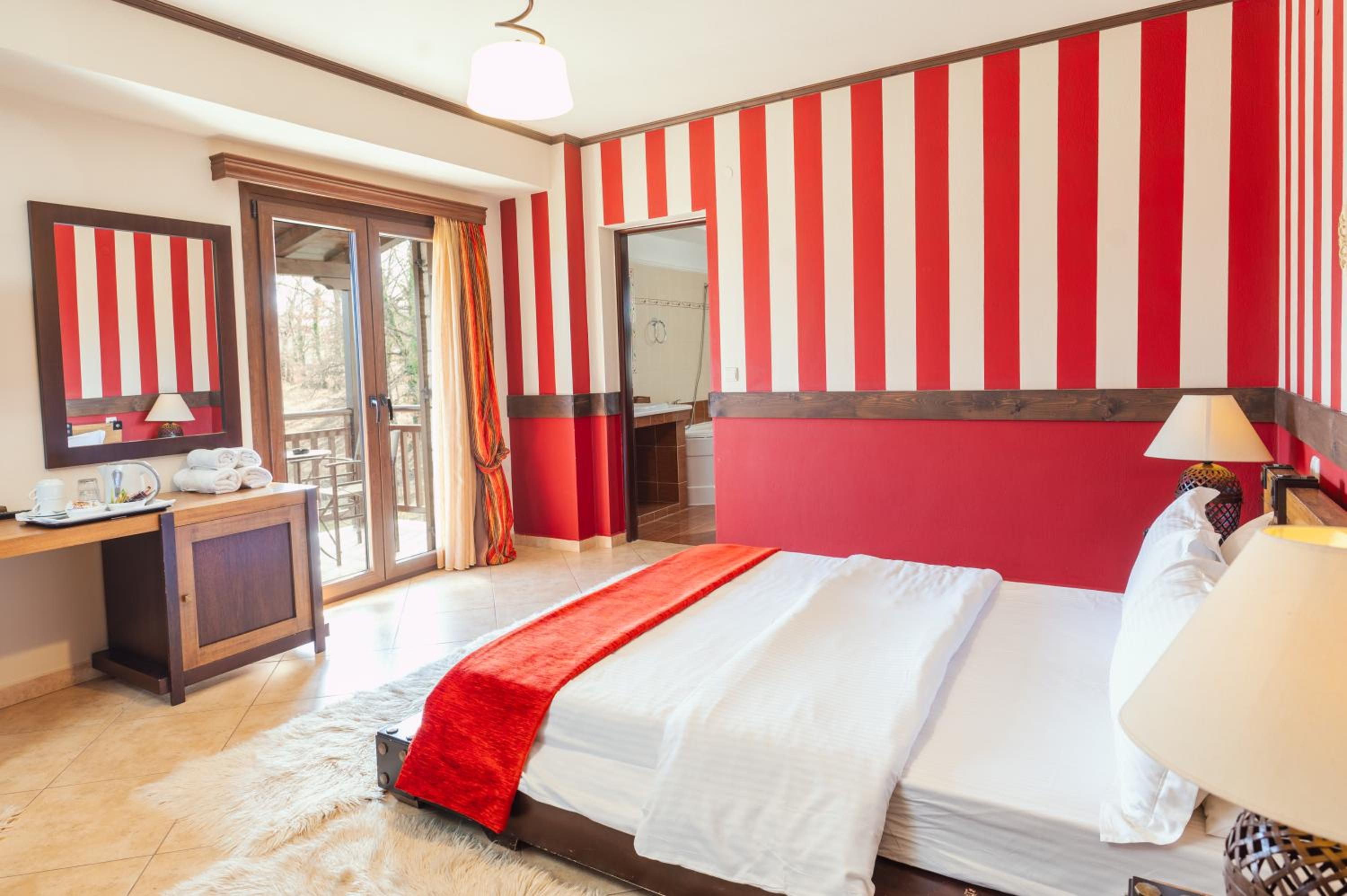hostel lake plastira