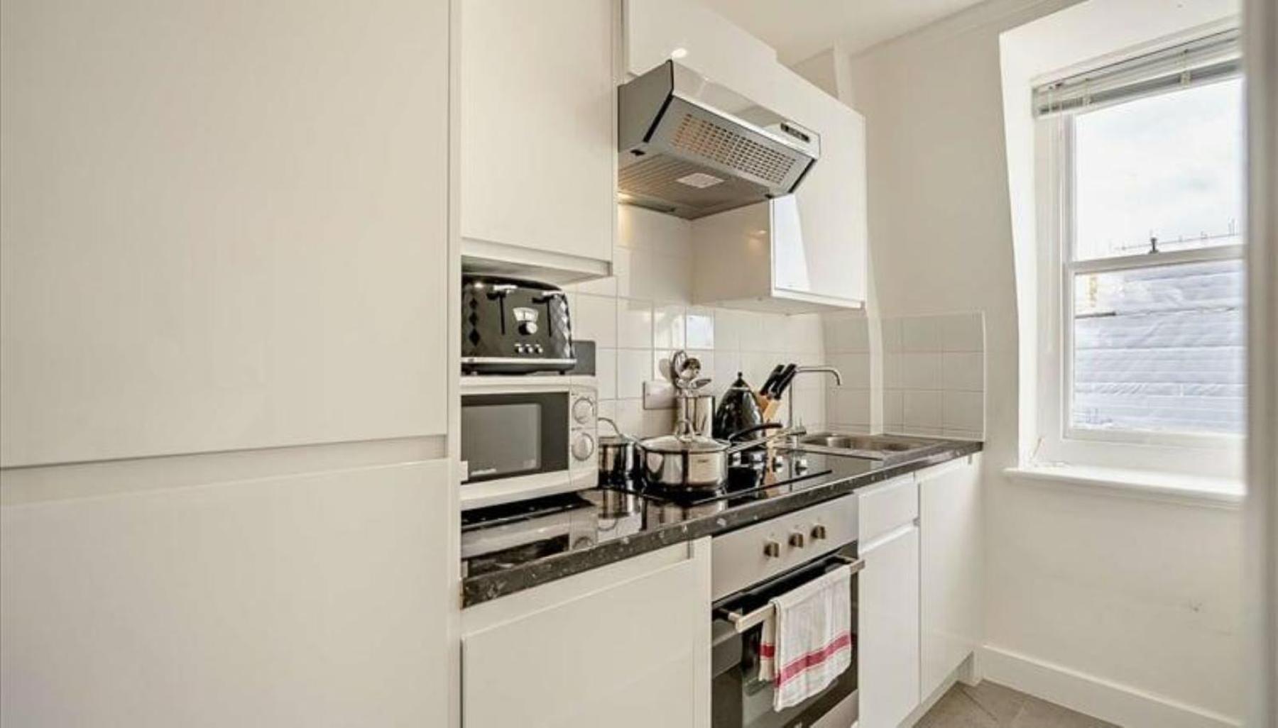 Knightsbridge Cosy 2 bedroom Central Location view 2