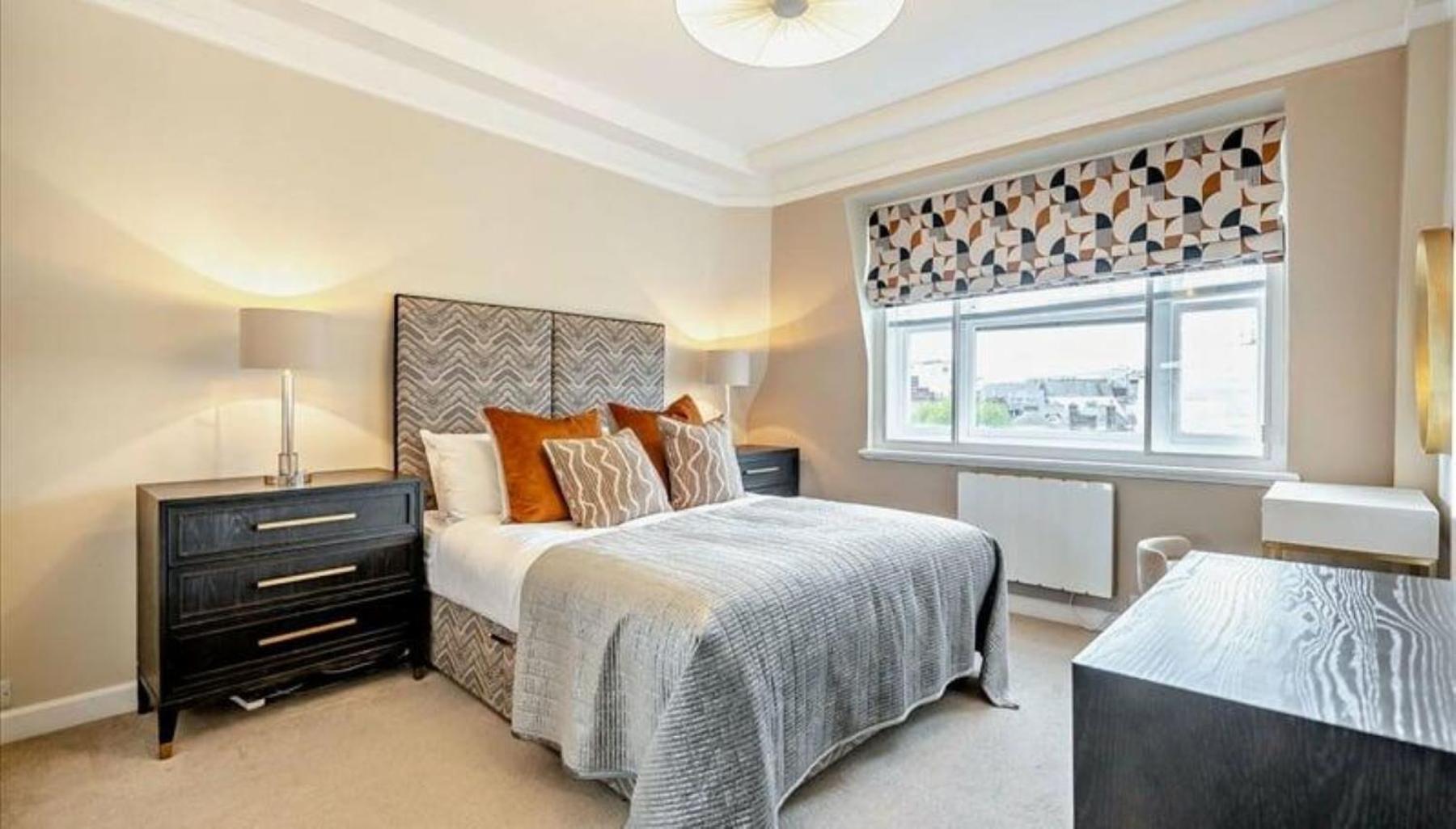 Knightsbridge Cosy 2 bedroom Central Location view 5