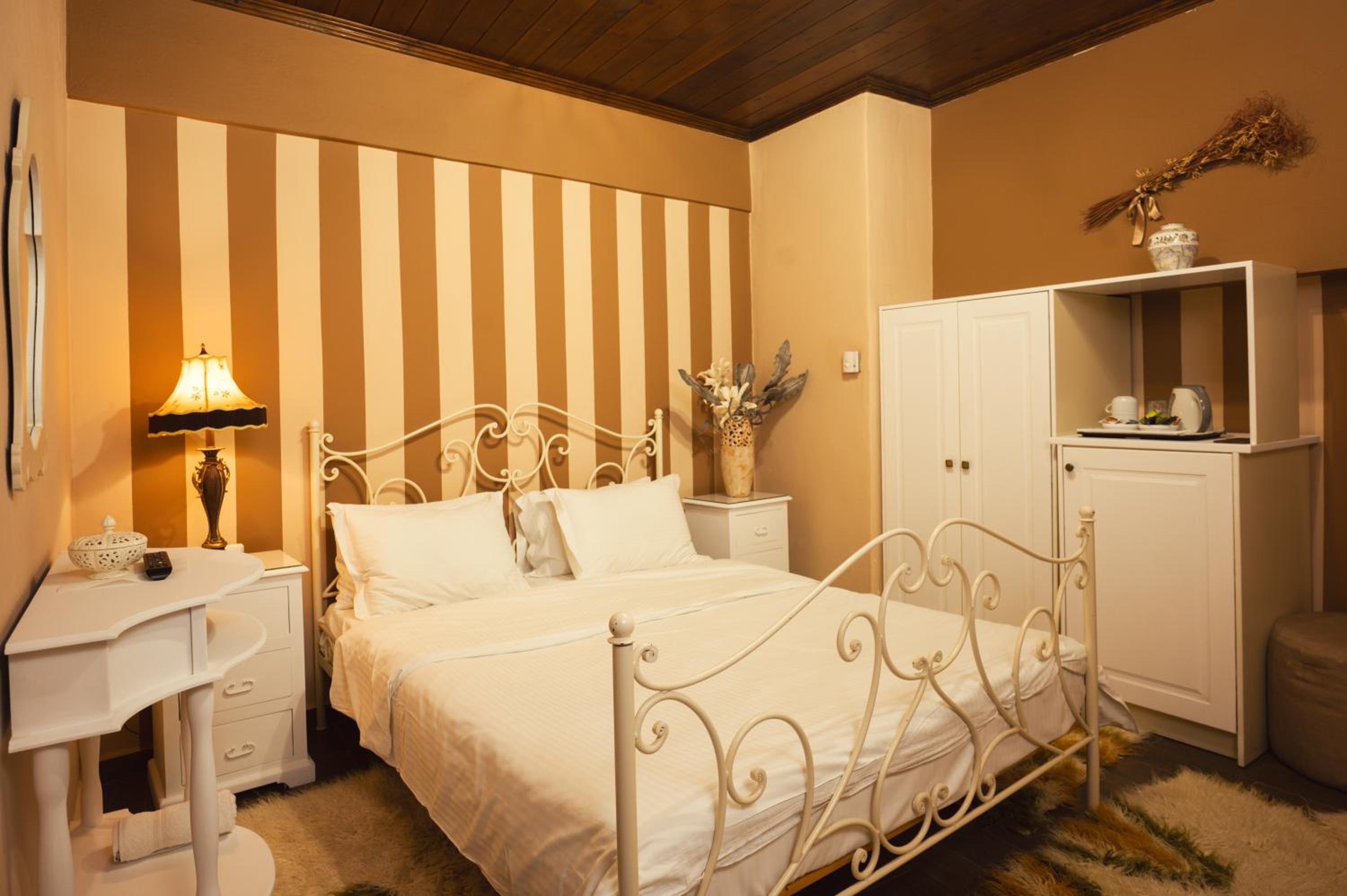 hostel lake plastira