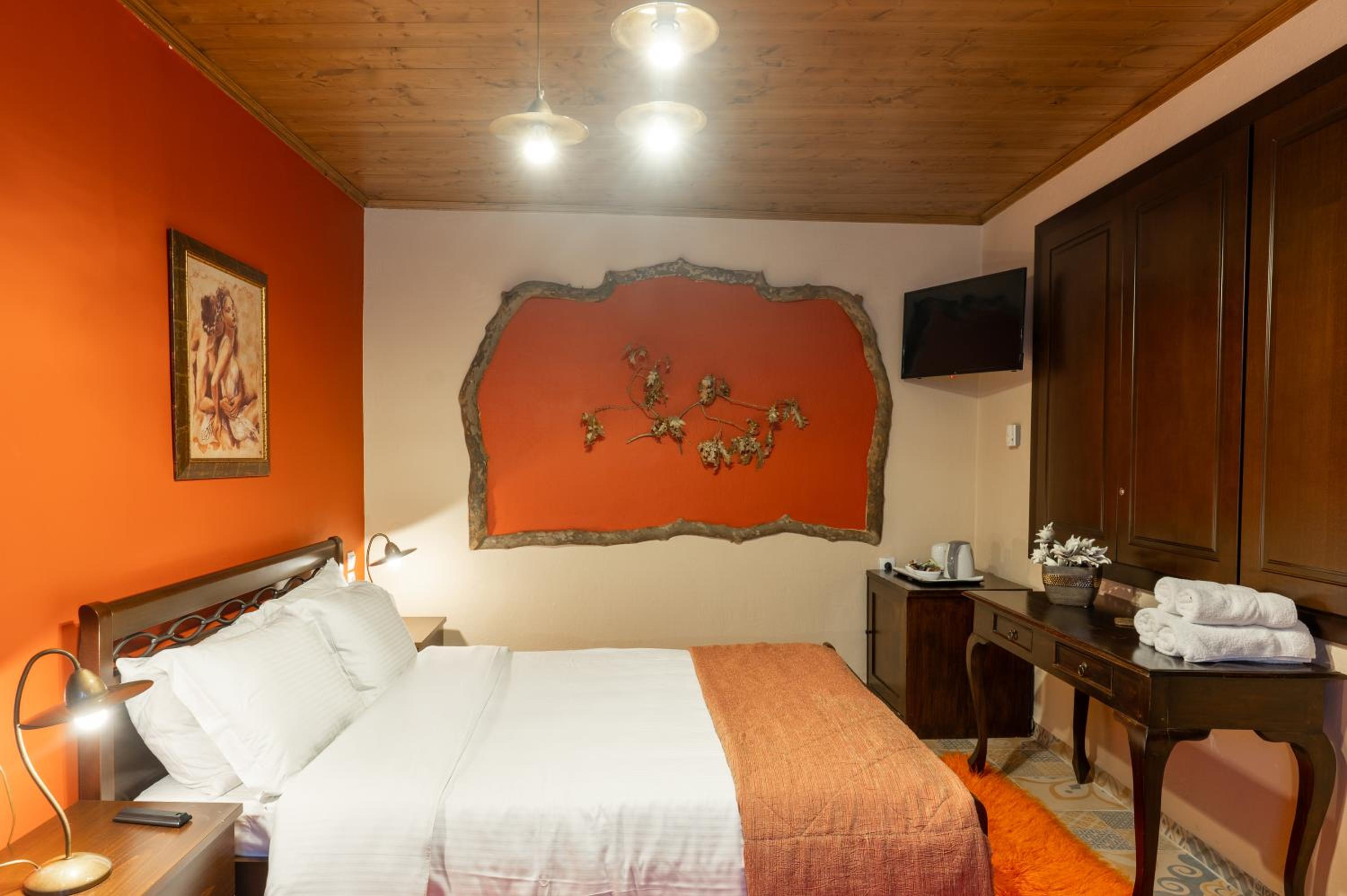 hostel lake plastira