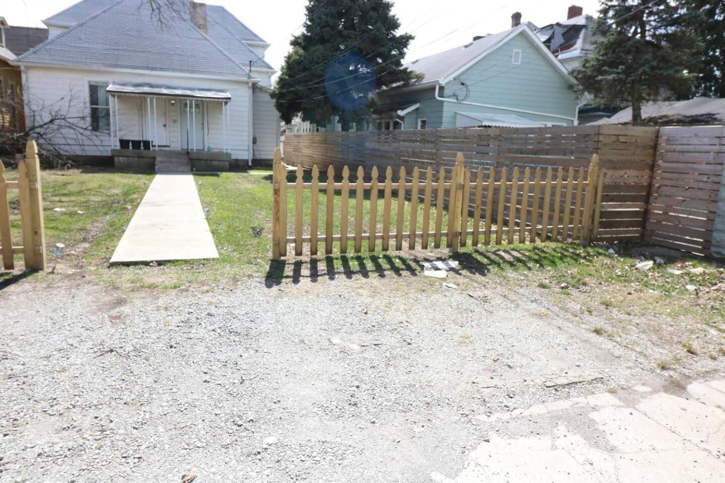 Near Downtown Free Parking Great Location!