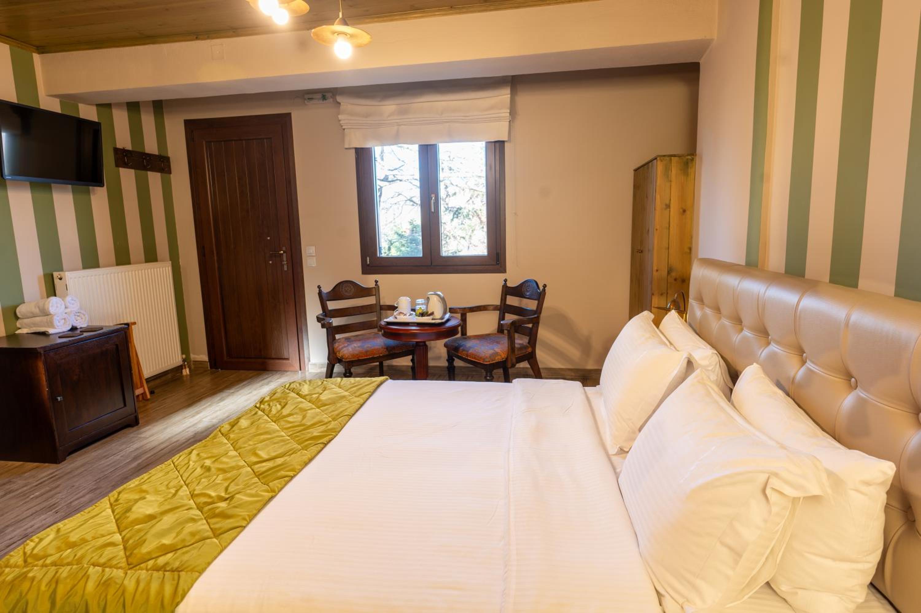 hostel lake plastira