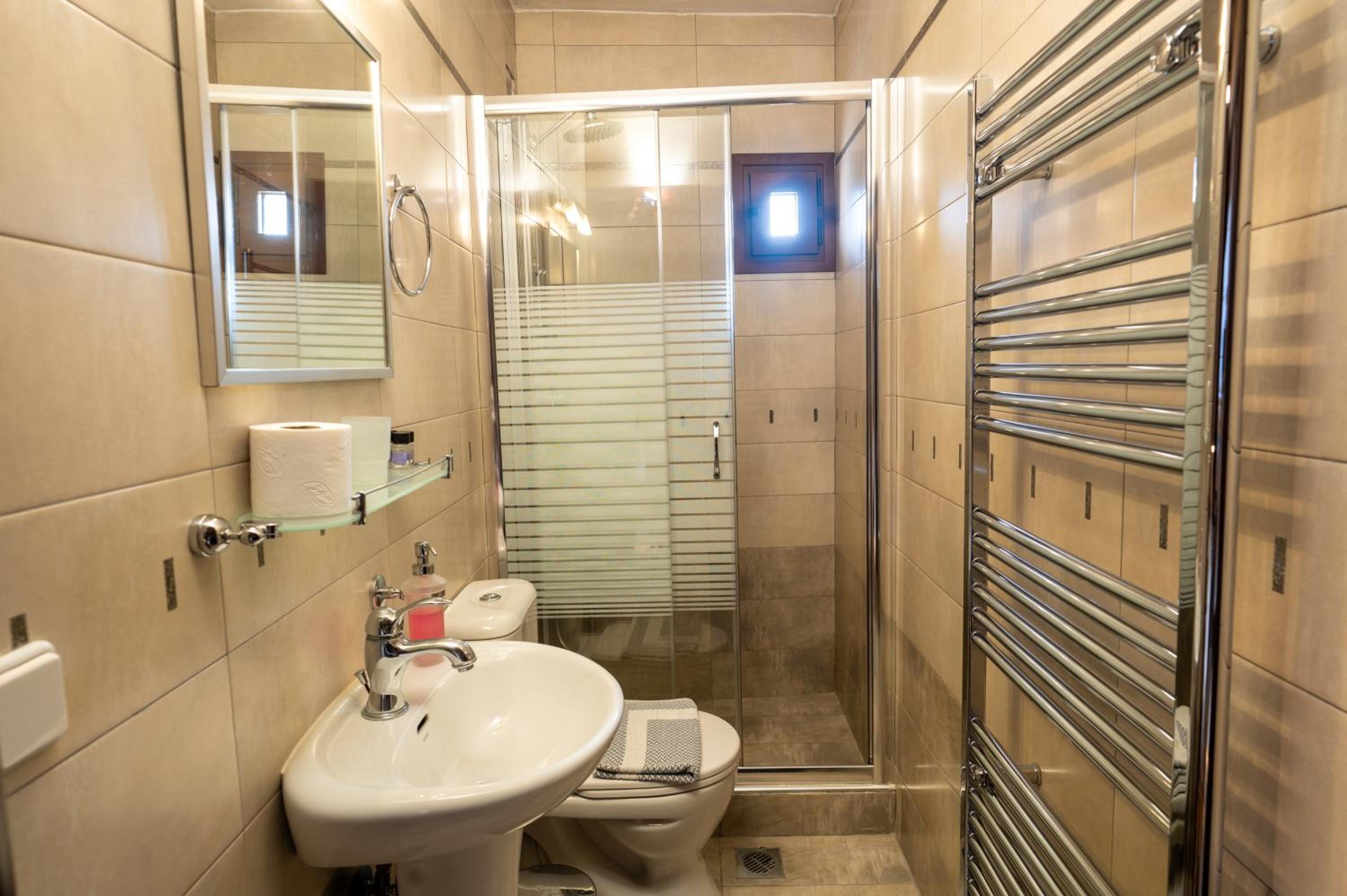 hostel lake plastira