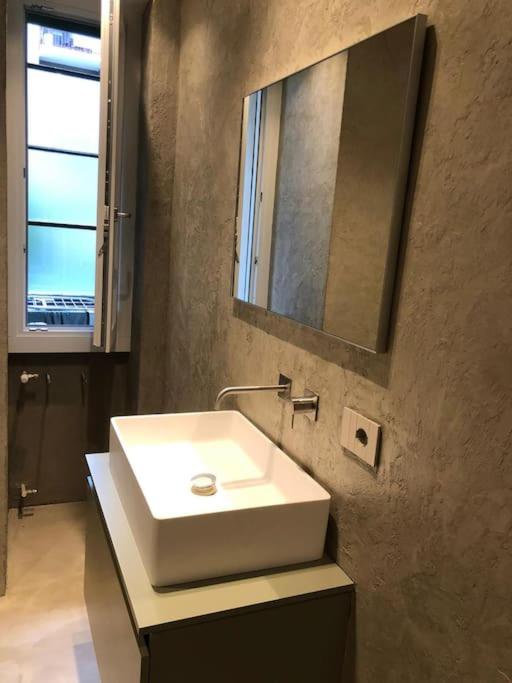 [Duca dei Navigli - luxury apartment in Milan]