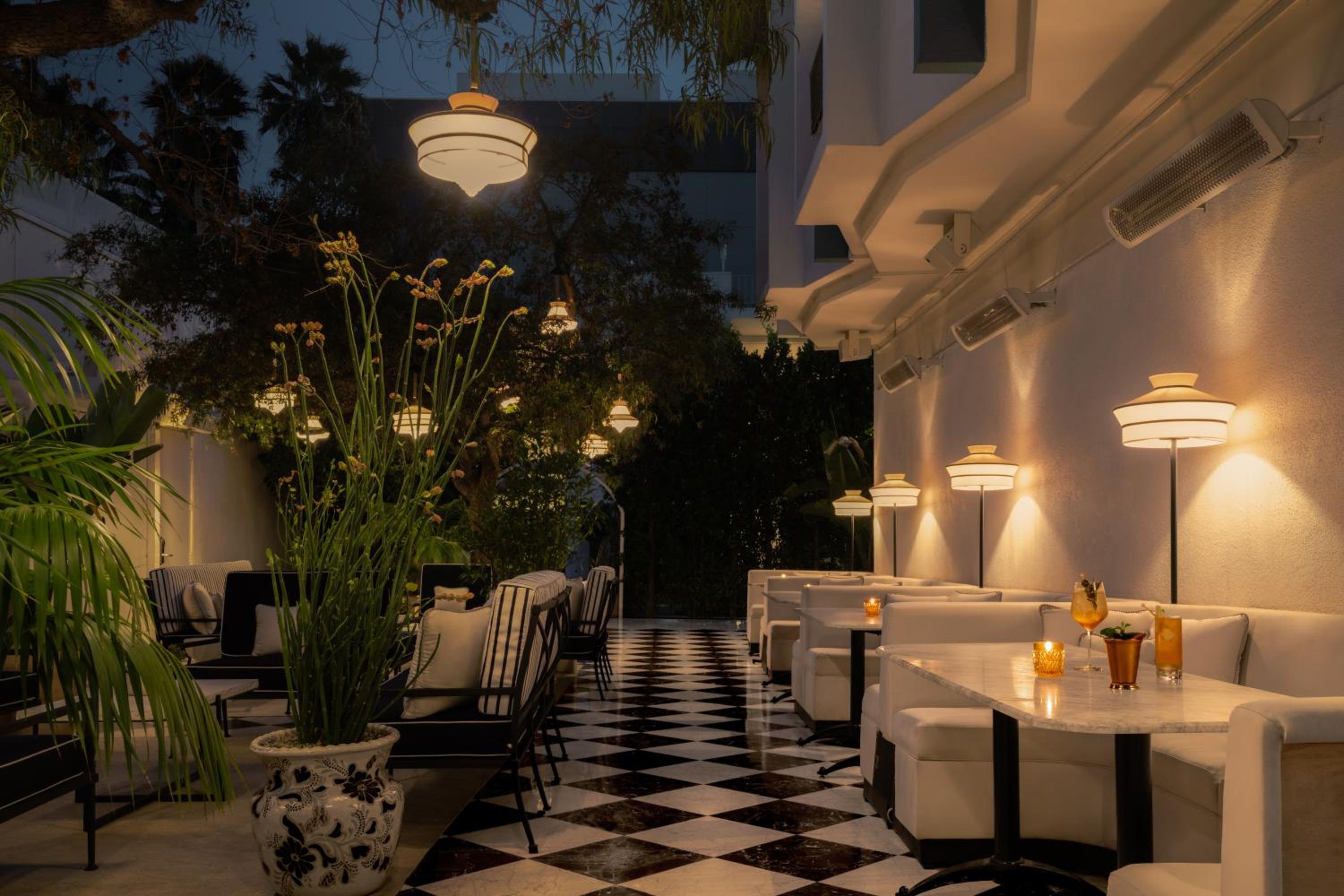 Short Stories Hotel Near The Grove
