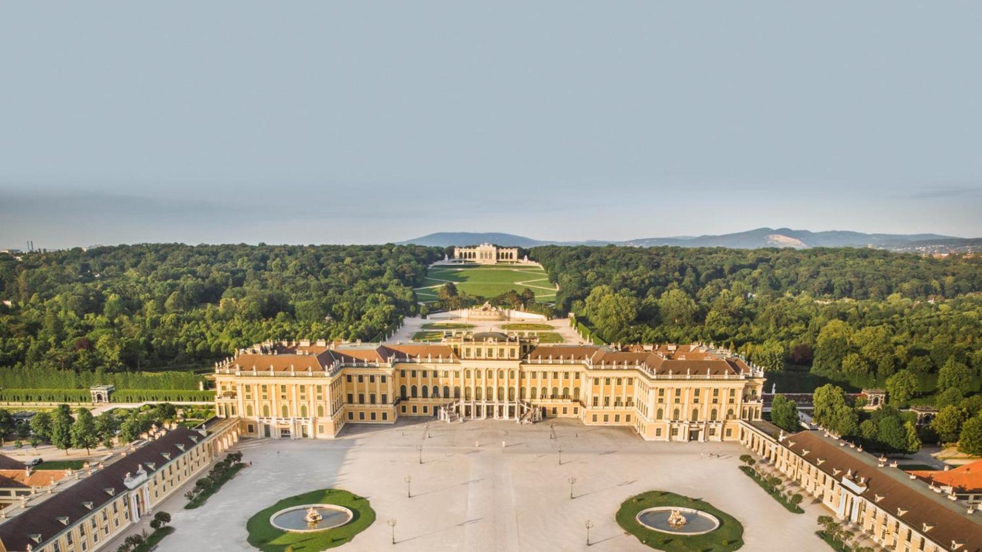 ROYAL APARTmENT