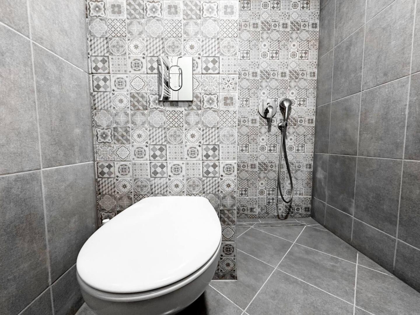 6 Studios 6 Bathrooms 2 Levels Kitchens