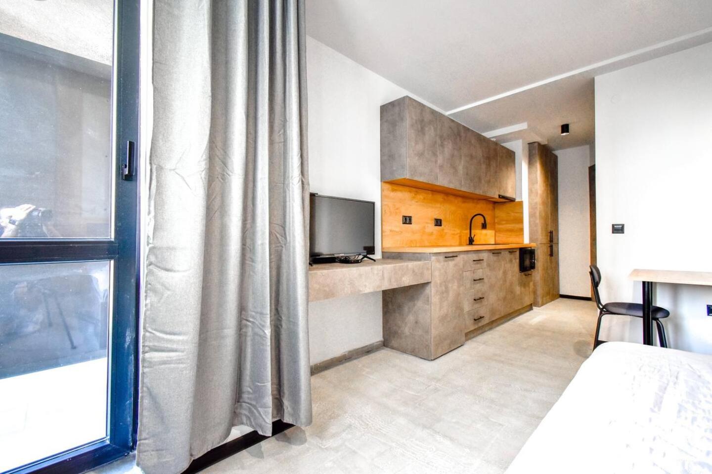 6 Studios 6 Bathrooms 2 Levels Kitchens