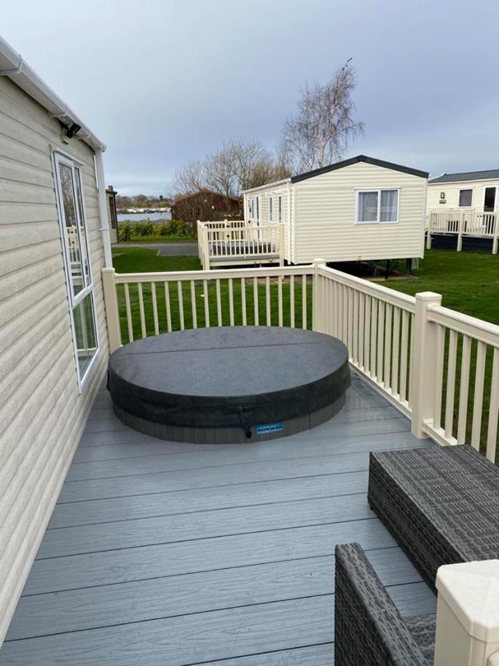 KINGFISHER COURT 2 Tattershall lakes with hot tub view 3