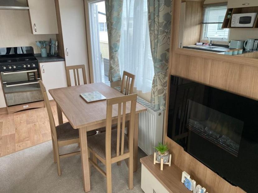 KINGFISHER COURT 2 Tattershall lakes with hot tub view 4