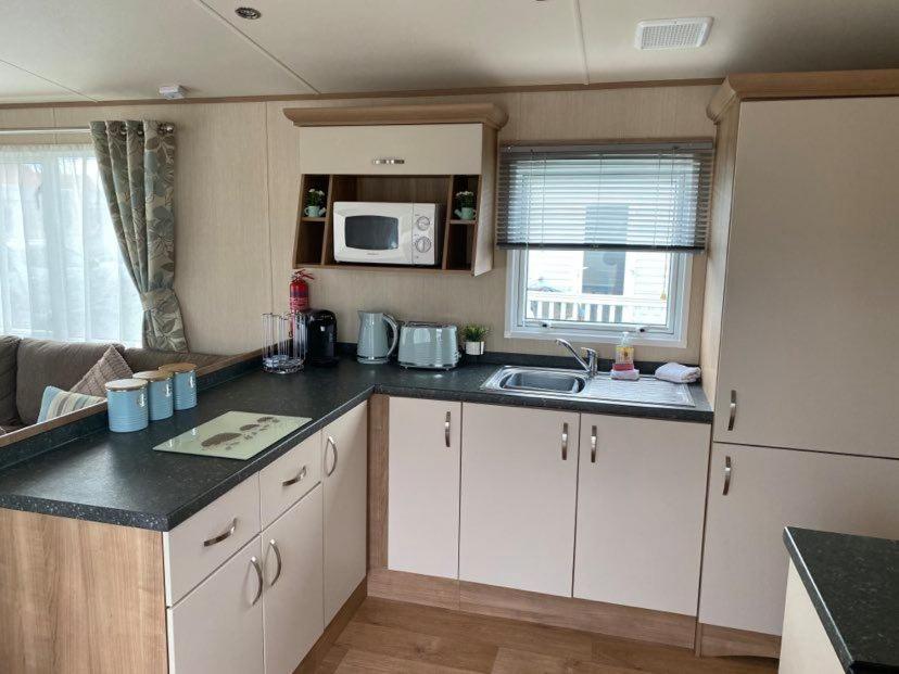 KINGFISHER COURT 2 Tattershall lakes with hot tub view 5