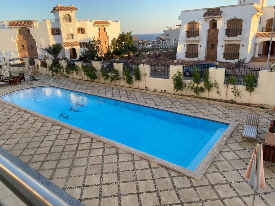 Pool view spacious apartment