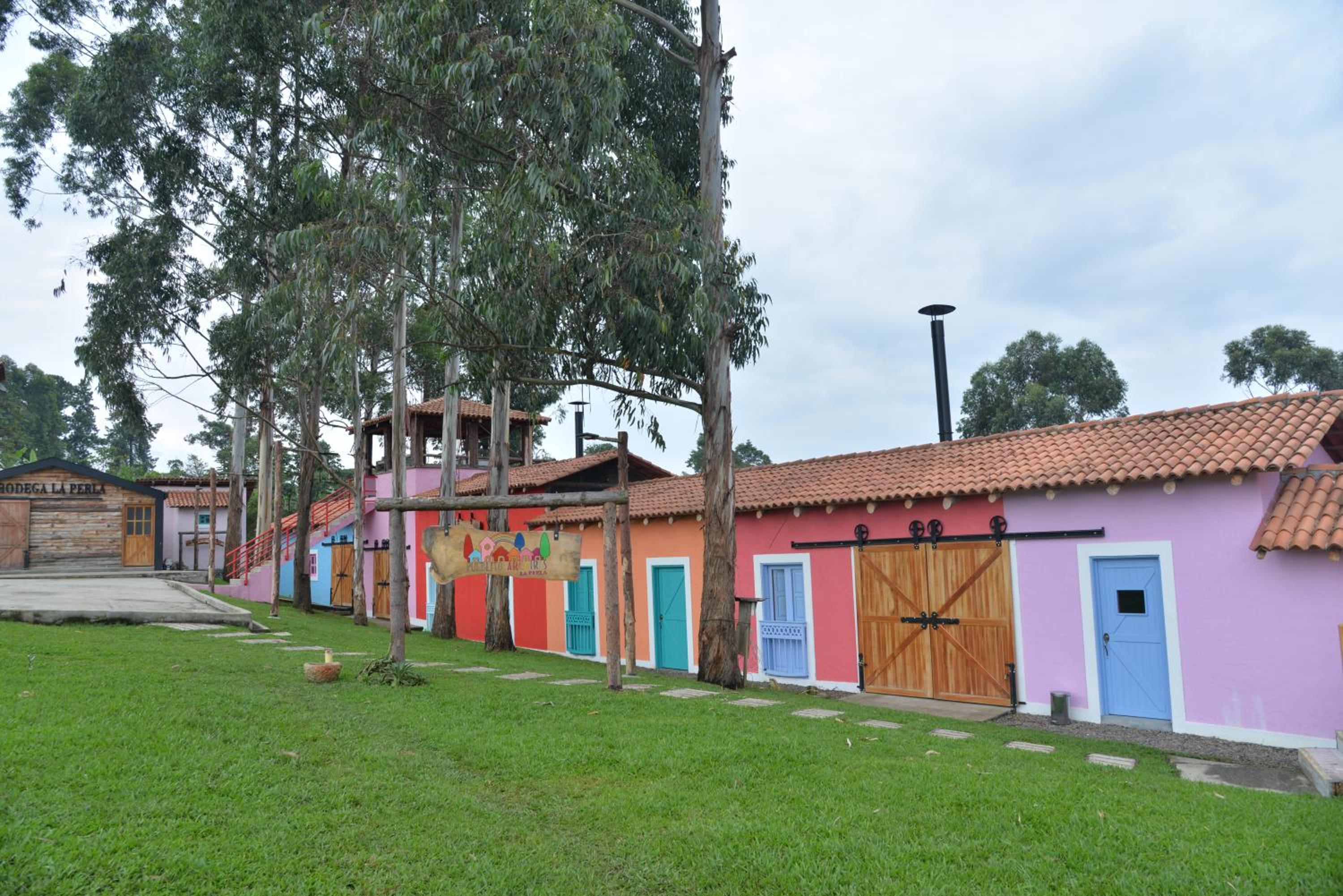 LA HERMOSA CASA AMARILLA