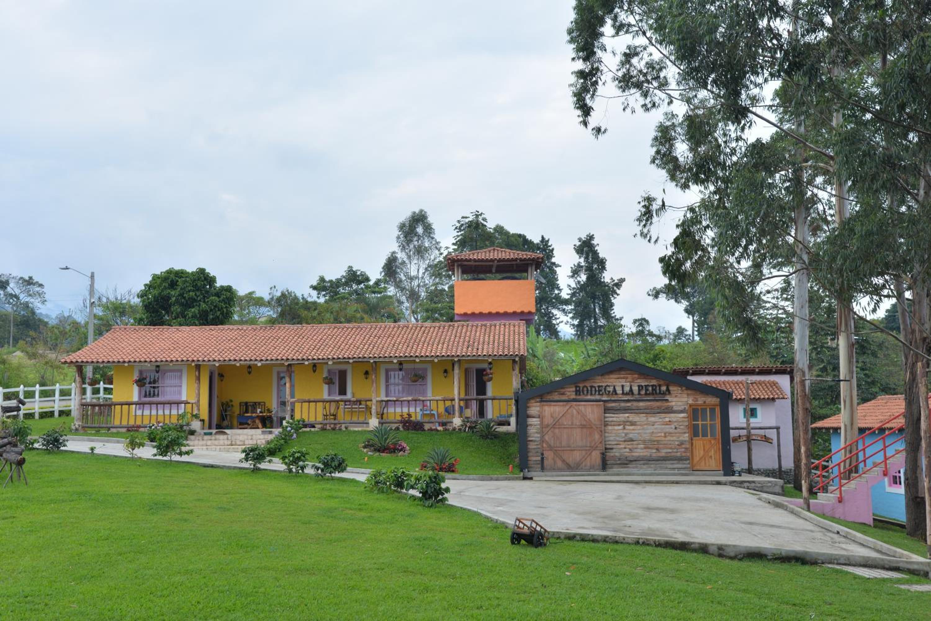 LA HERMOSA CASA AMARILLA