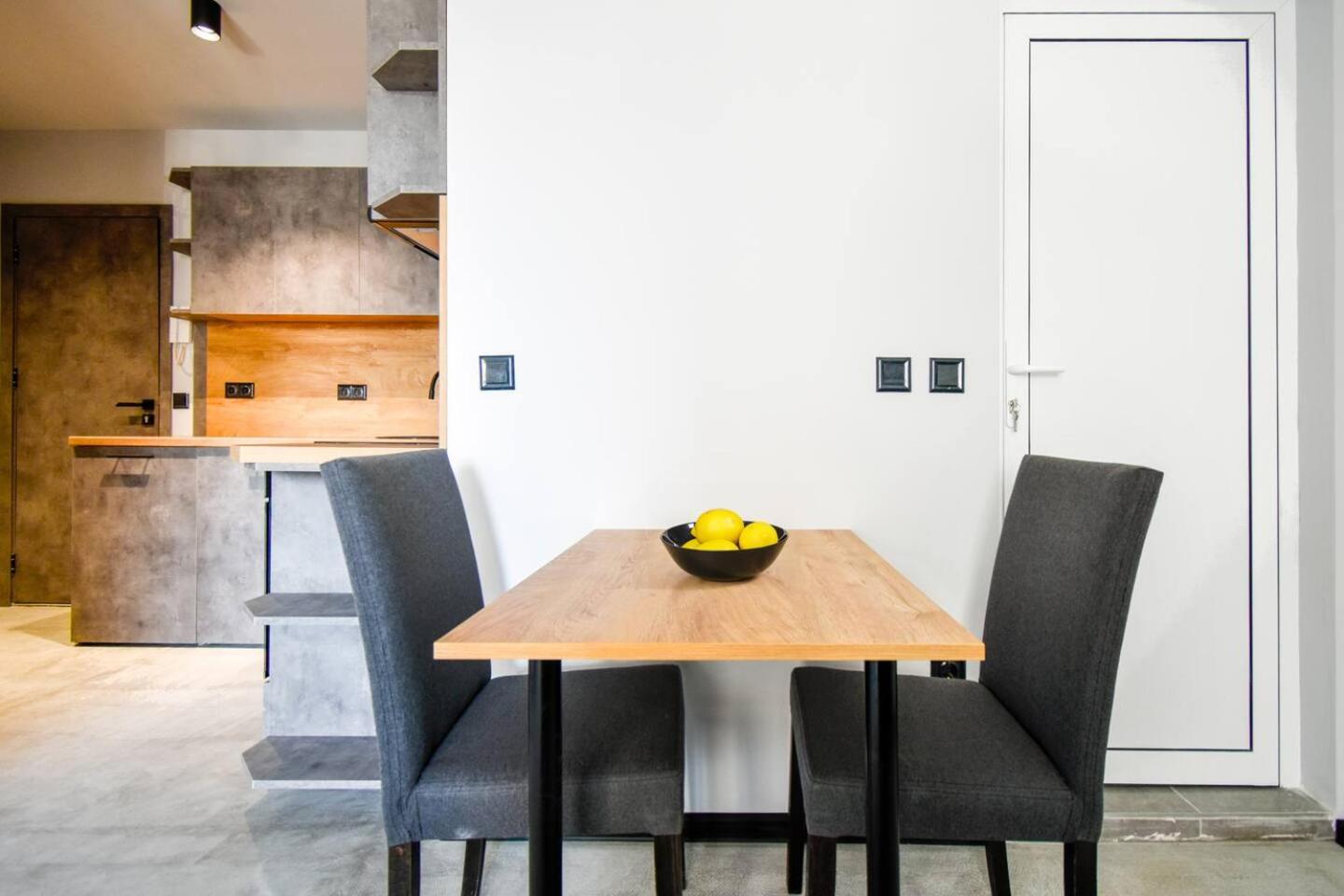 6 Studios 6 Bathrooms 2 Levels Kitchens