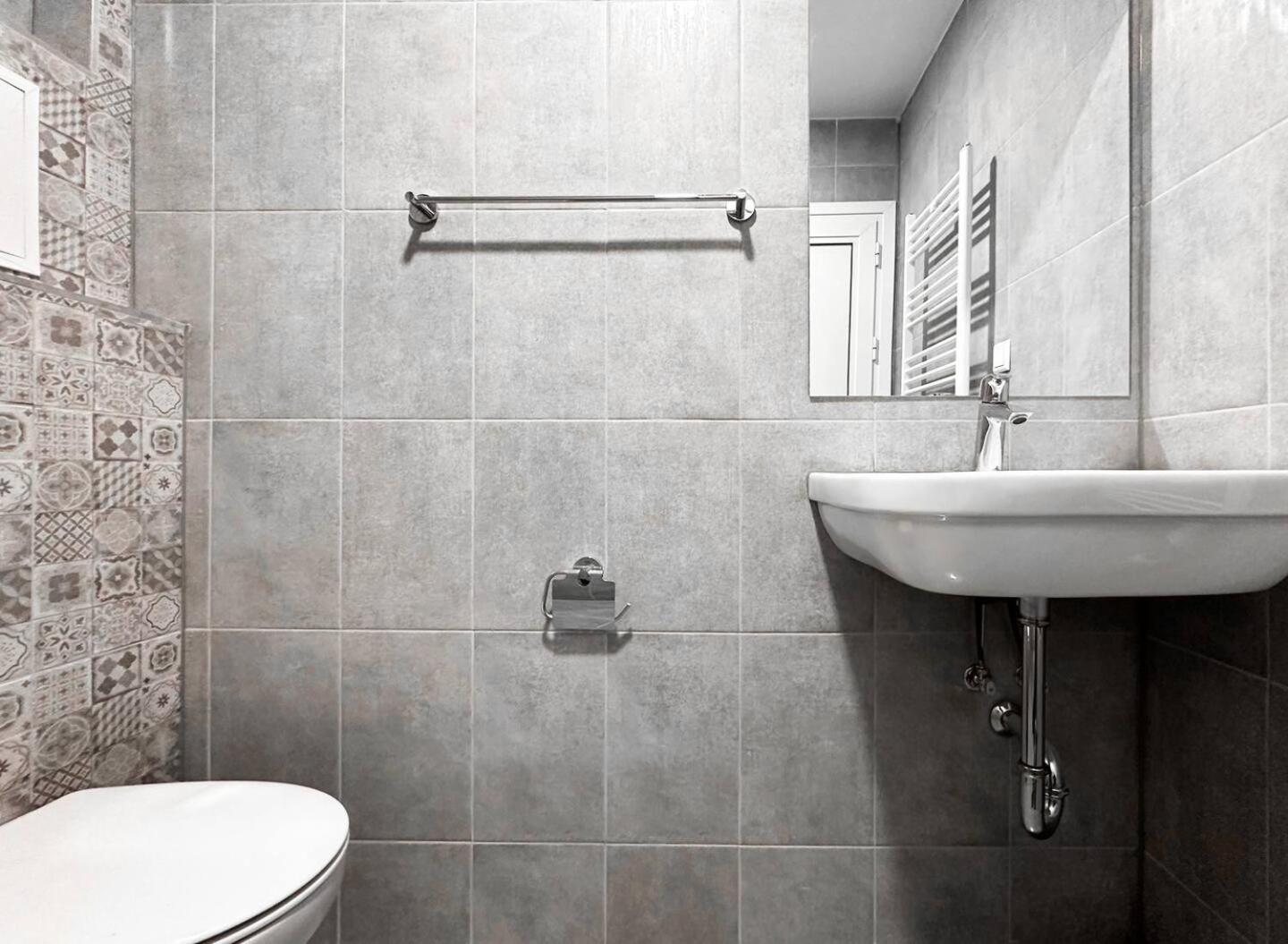 6 Studios 6 Bathrooms 2 Levels Kitchens